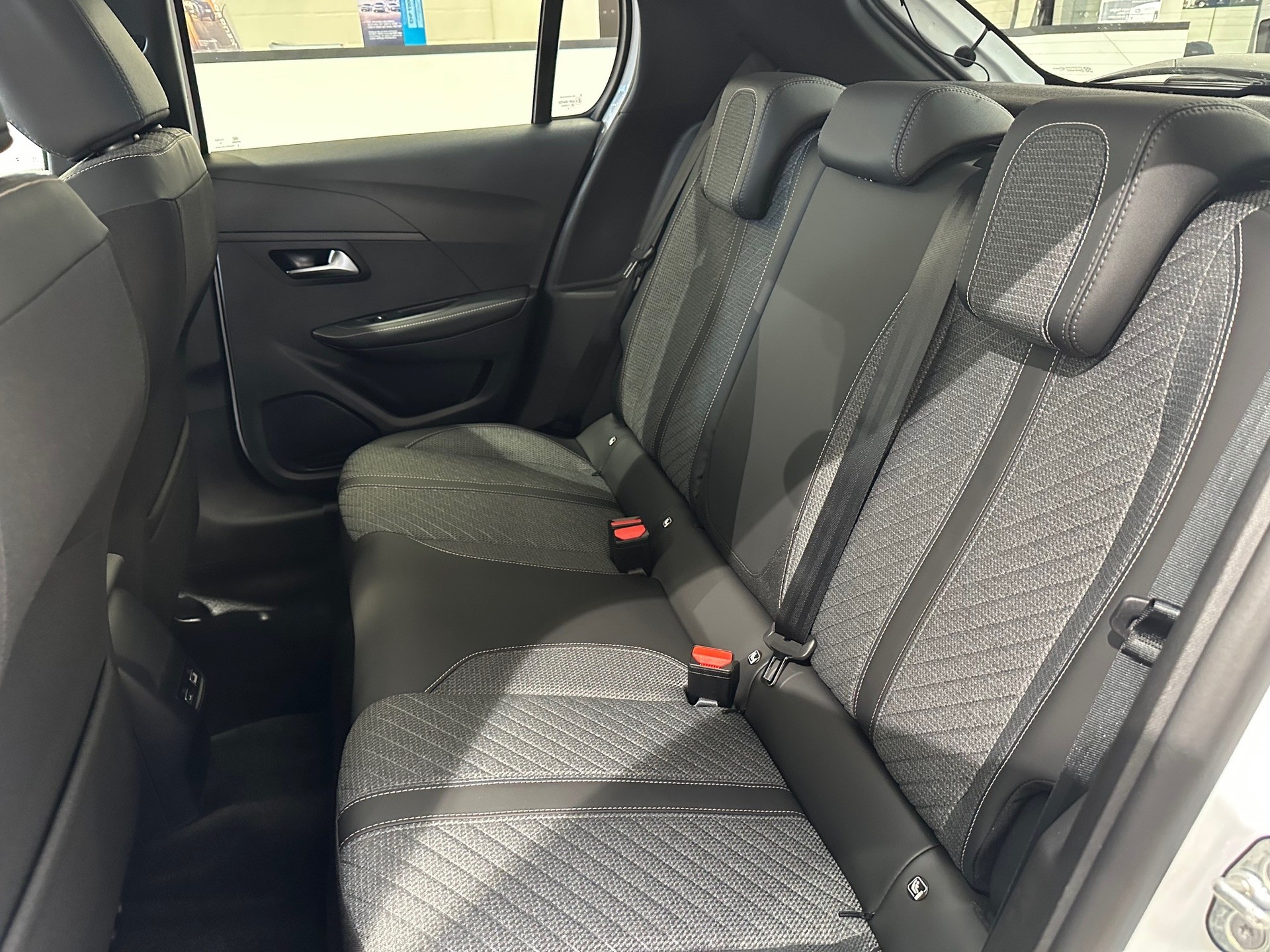 PEUGEOT 208 e-Allure-image-9