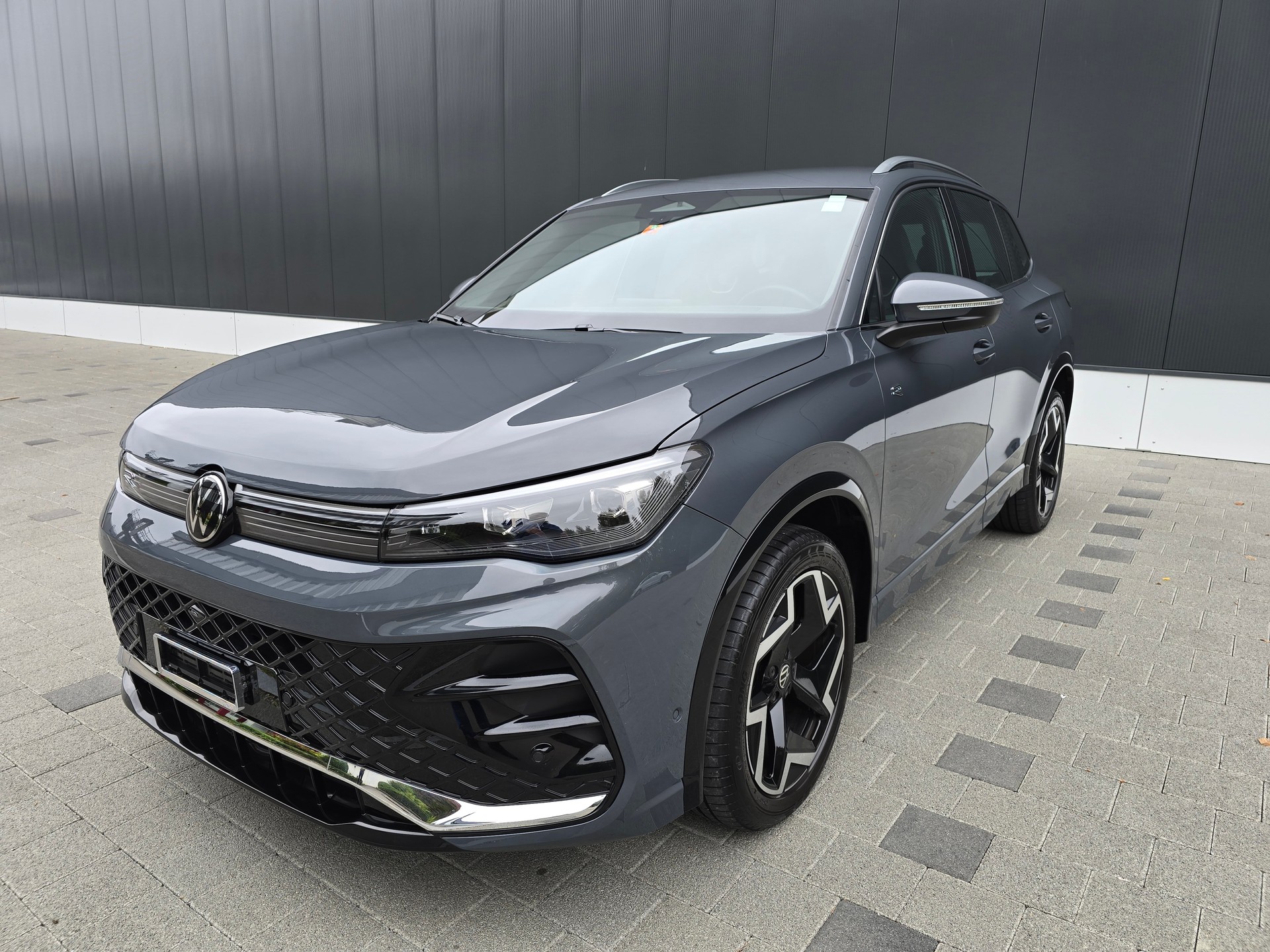 VW Tiguan 2.0 TDI SCR R-Line 4Motion DSG-image-0