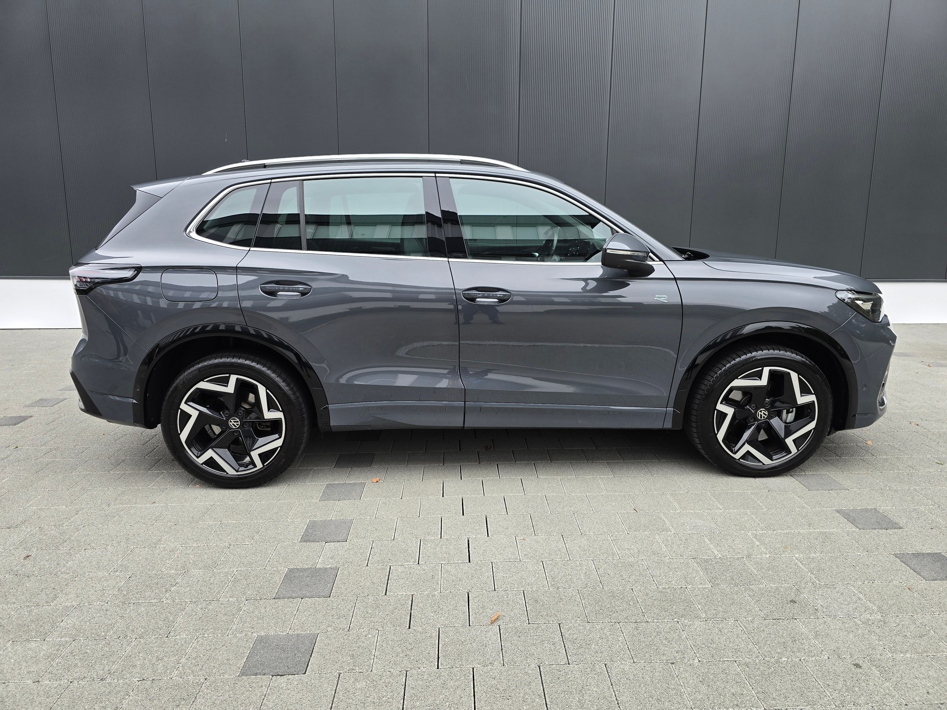 VW Tiguan 2.0 TDI SCR R-Line 4Motion DSG-image-4