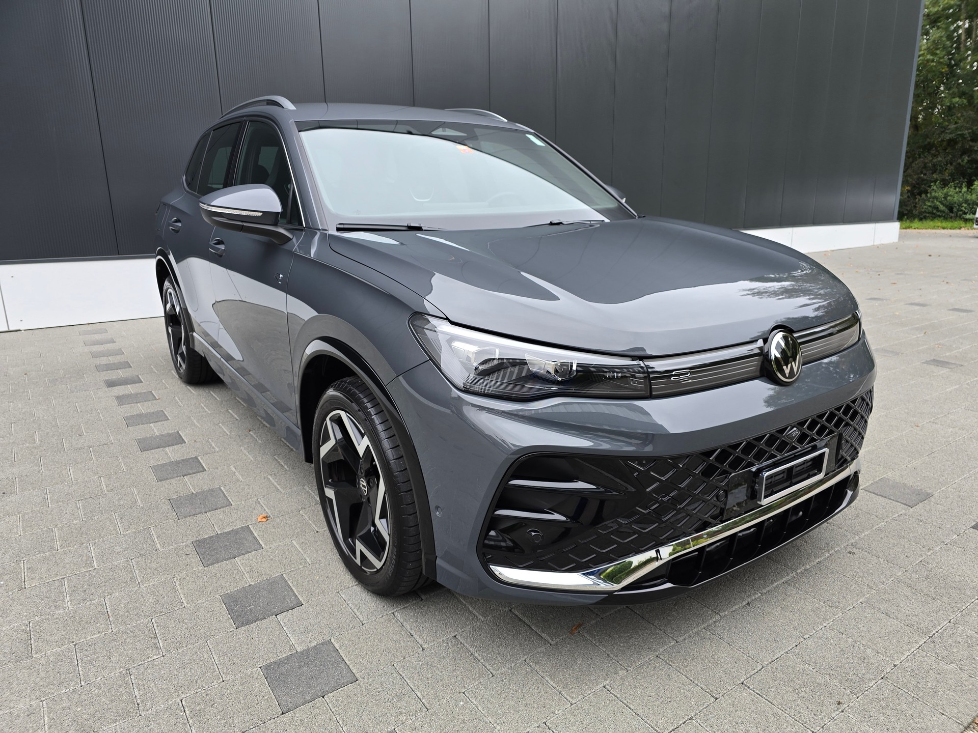 VW Tiguan 2.0 TDI SCR R-Line 4Motion DSG-image-1