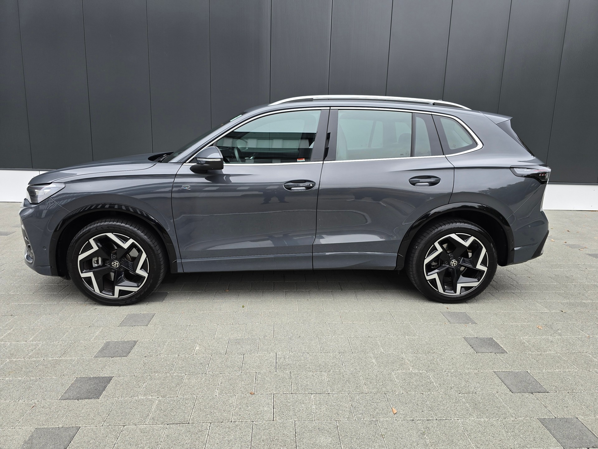 VW Tiguan 2.0 TDI SCR R-Line 4Motion DSG-image-3