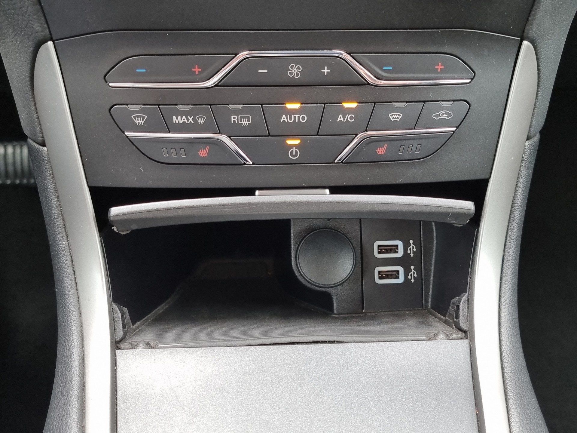 FORD S-Max 2.5 Hybrid Titanium-image-9