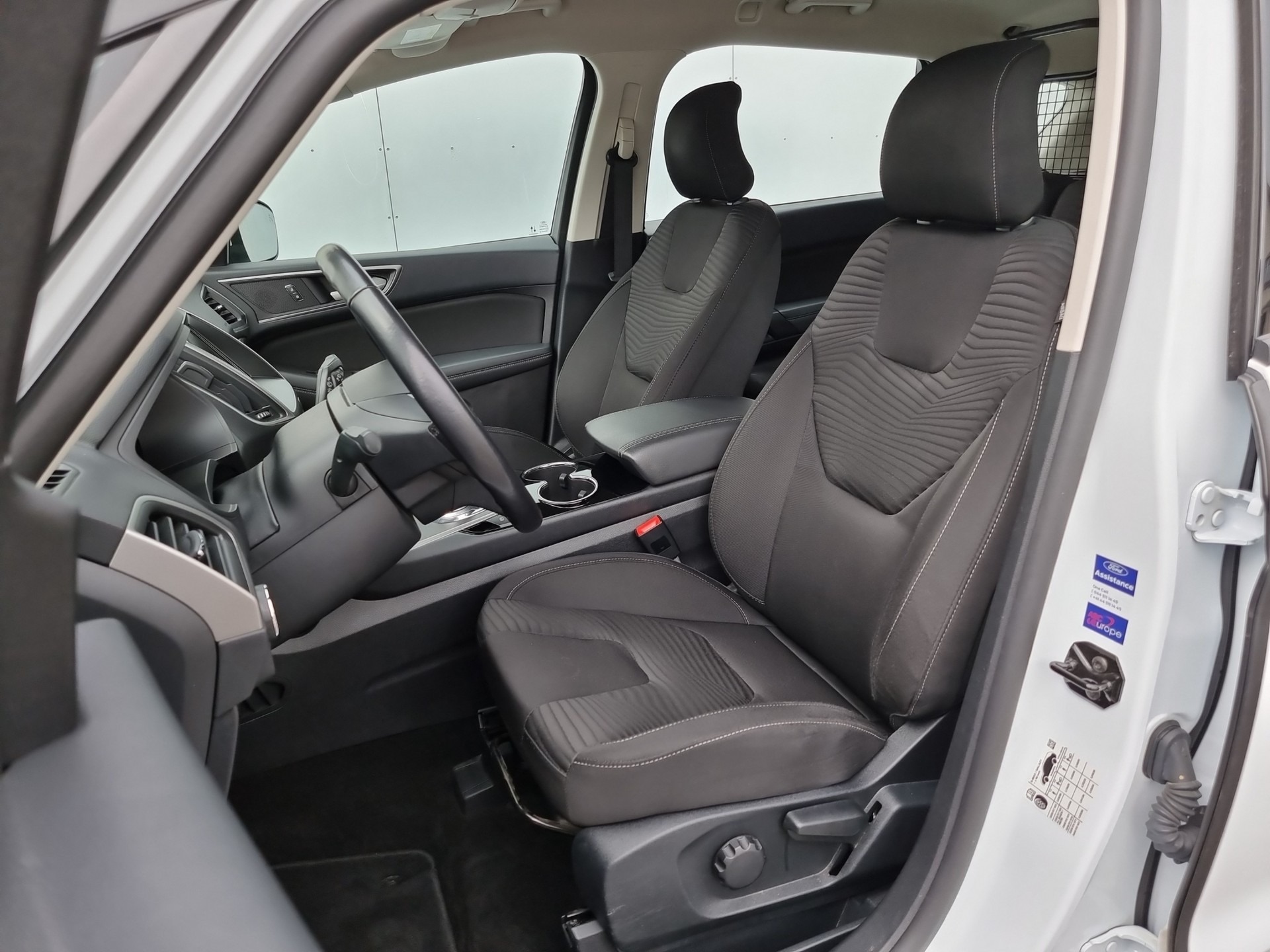 FORD S-Max 2.5 Hybrid Titanium-image-12