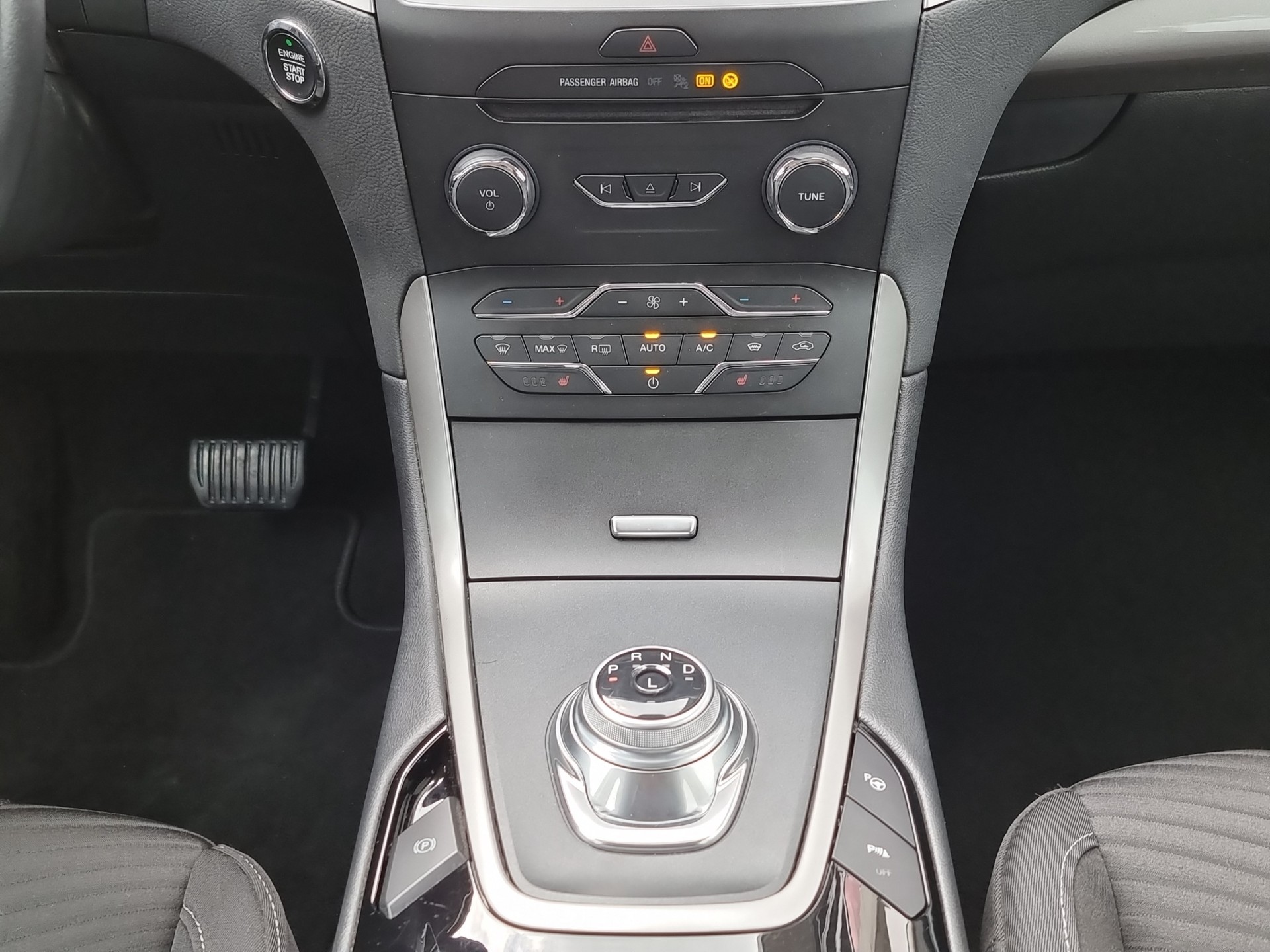 FORD S-Max 2.5 Hybrid Titanium-image-10