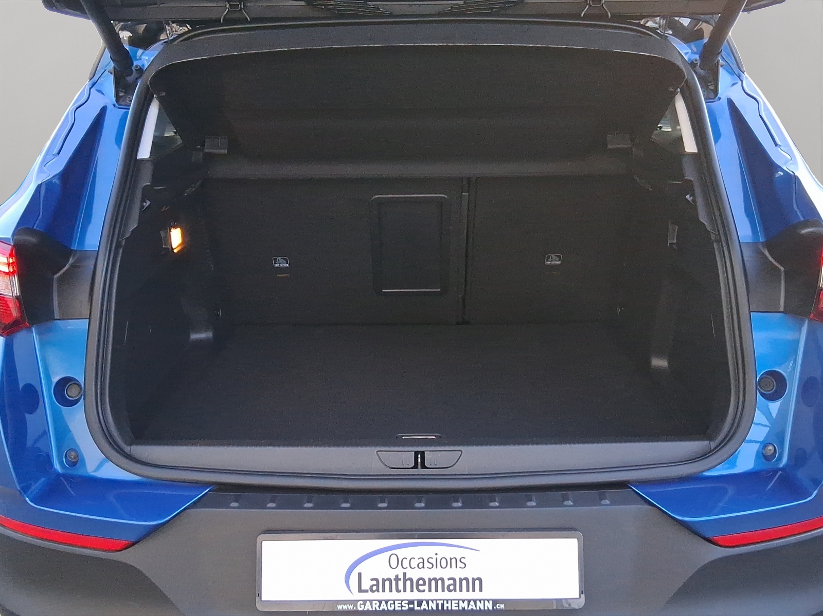 OPEL Grandland X 1.6 Hybrid4 Ultimate Automatik-image-18