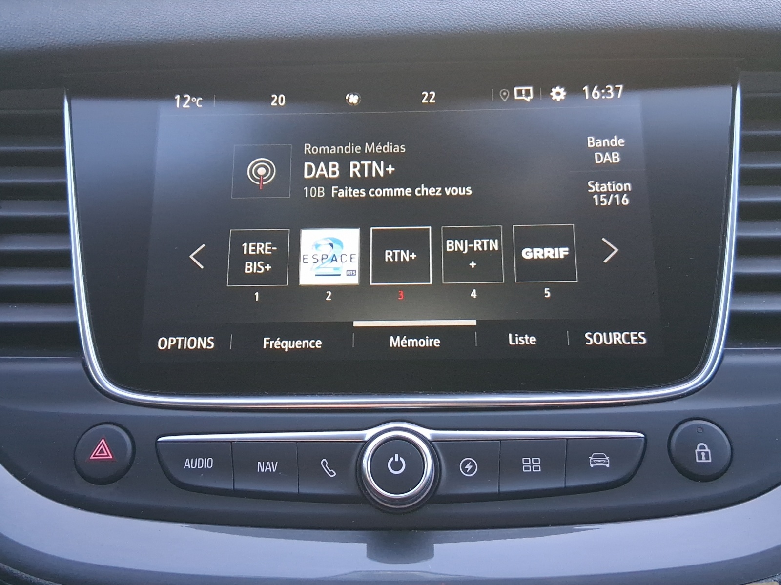 OPEL Grandland X 1.6 Hybrid4 Ultimate Automatik-image-12
