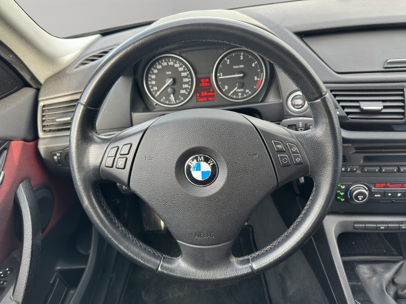 BMW X1 sDrive 18d Sport Line-image-13