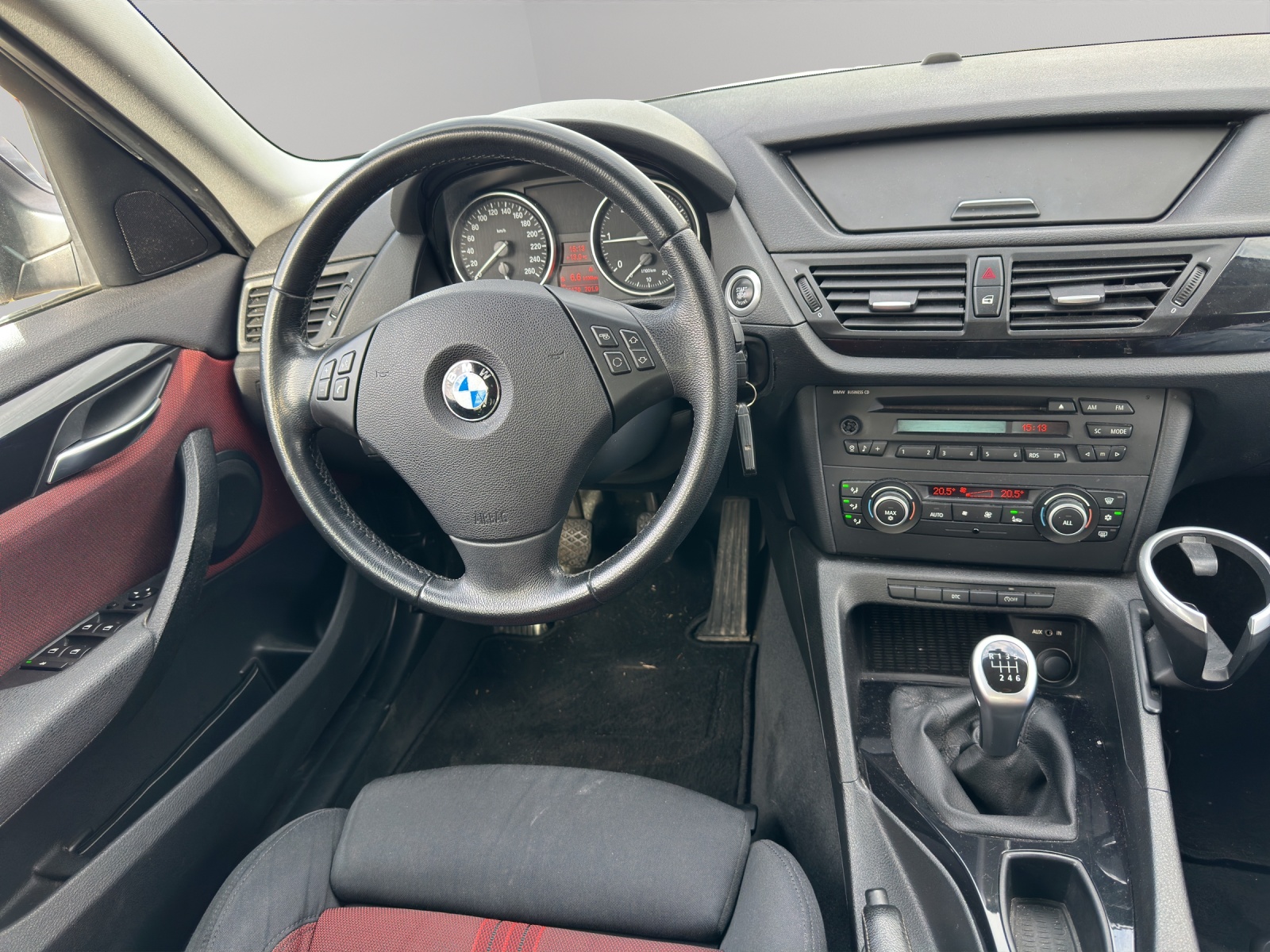BMW X1 sDrive 18d Sport Line-image-9
