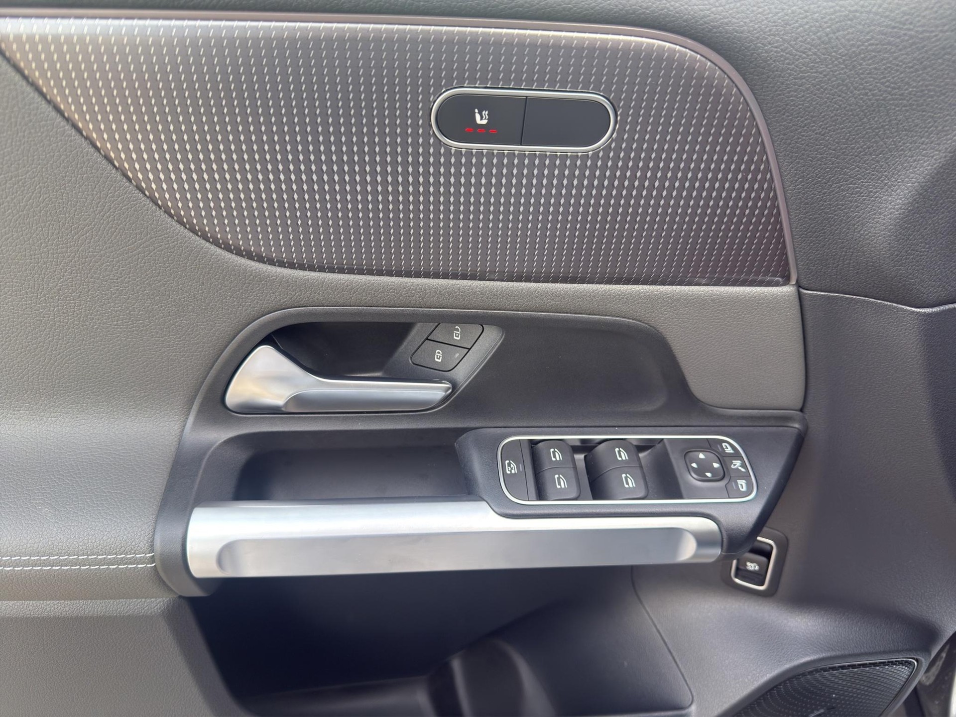 MERCEDES-BENZ EQB 300 Electric Art Line 4matic-image-9