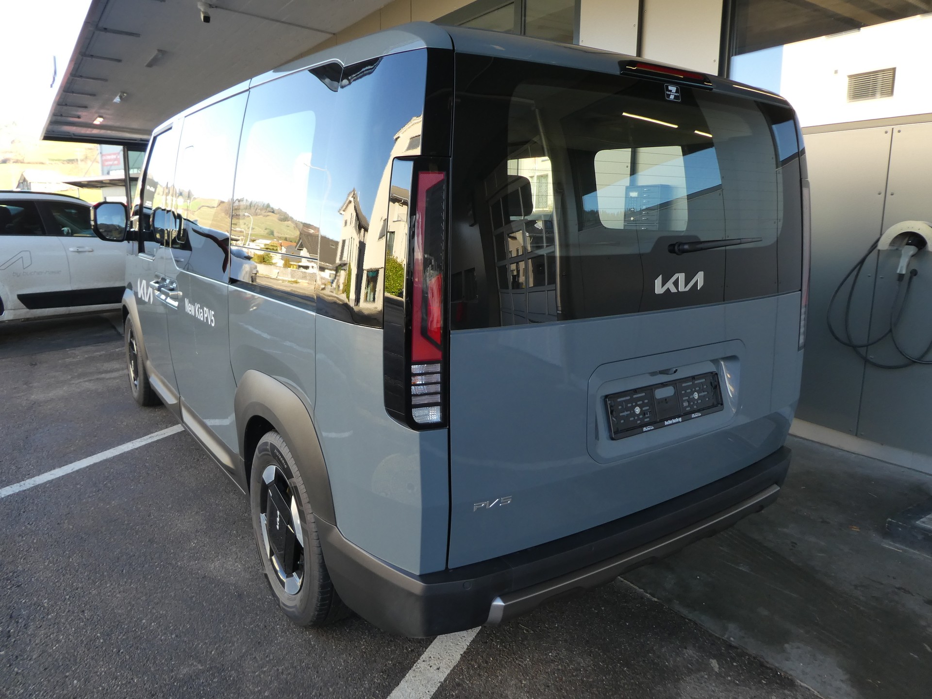 KIA PV5 71.2 kWh Plus-image-4