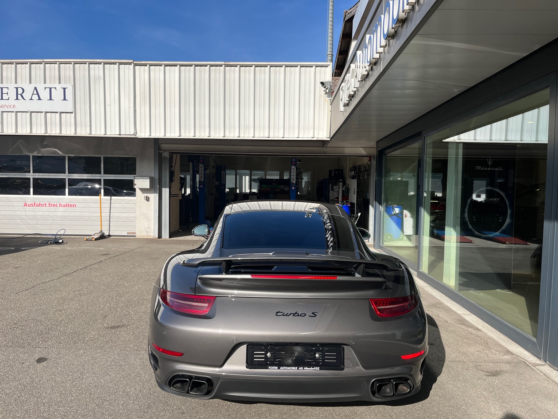 PORSCHE 911 Turbo S-image-17