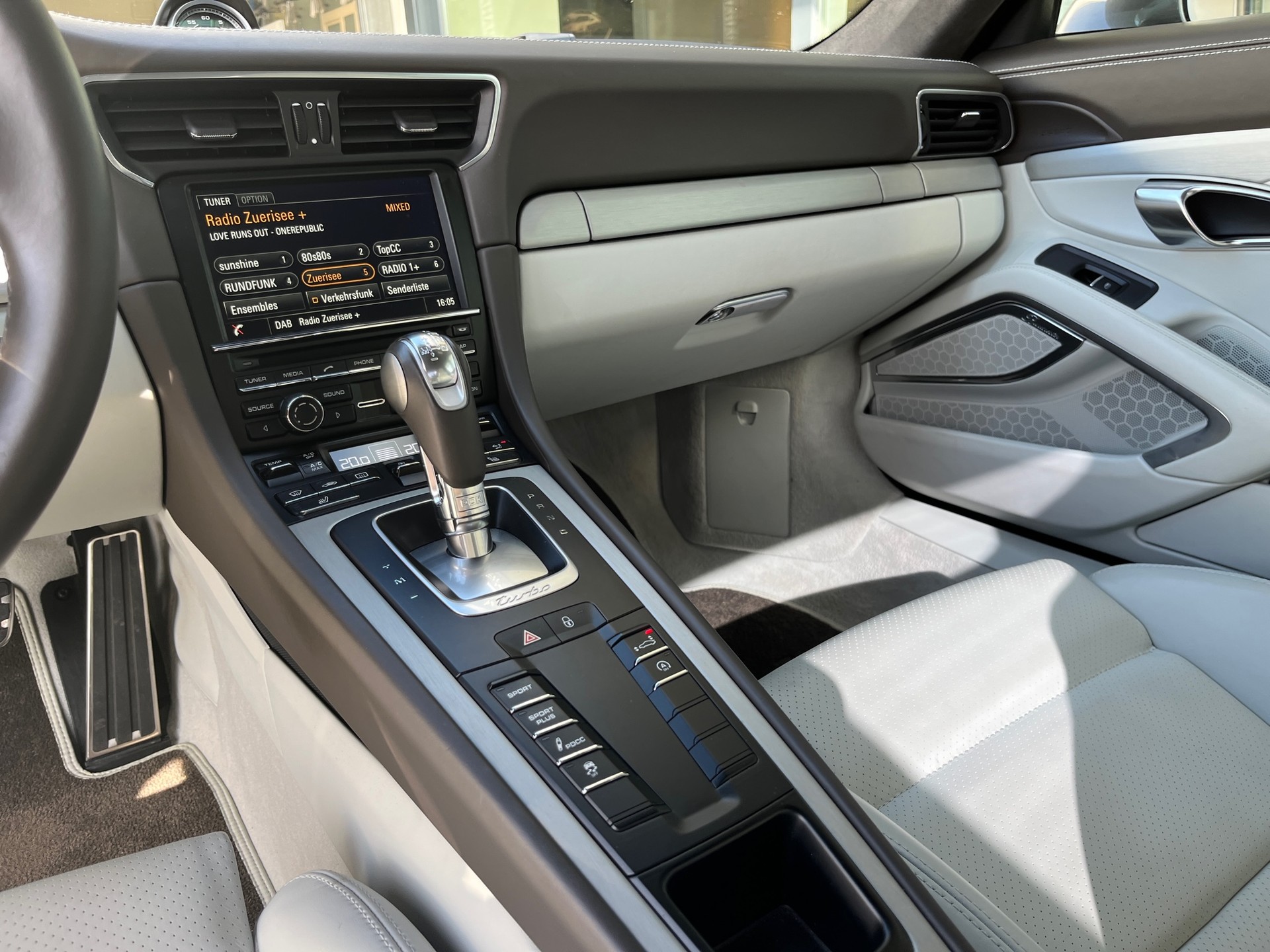 PORSCHE 911 Turbo S-image-7