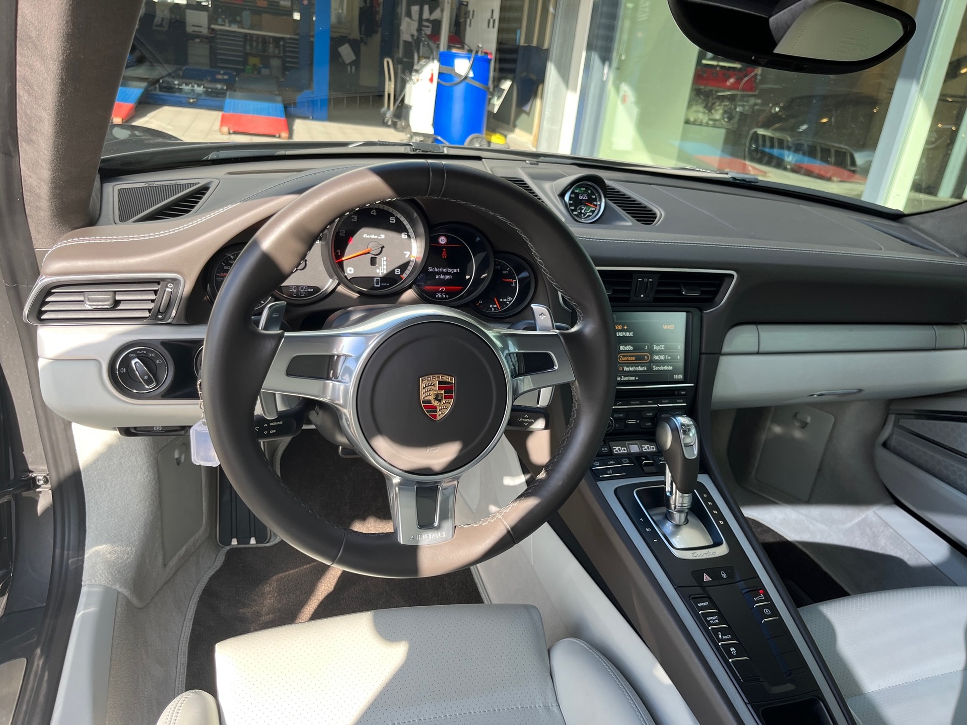 PORSCHE 911 Turbo S-image-6