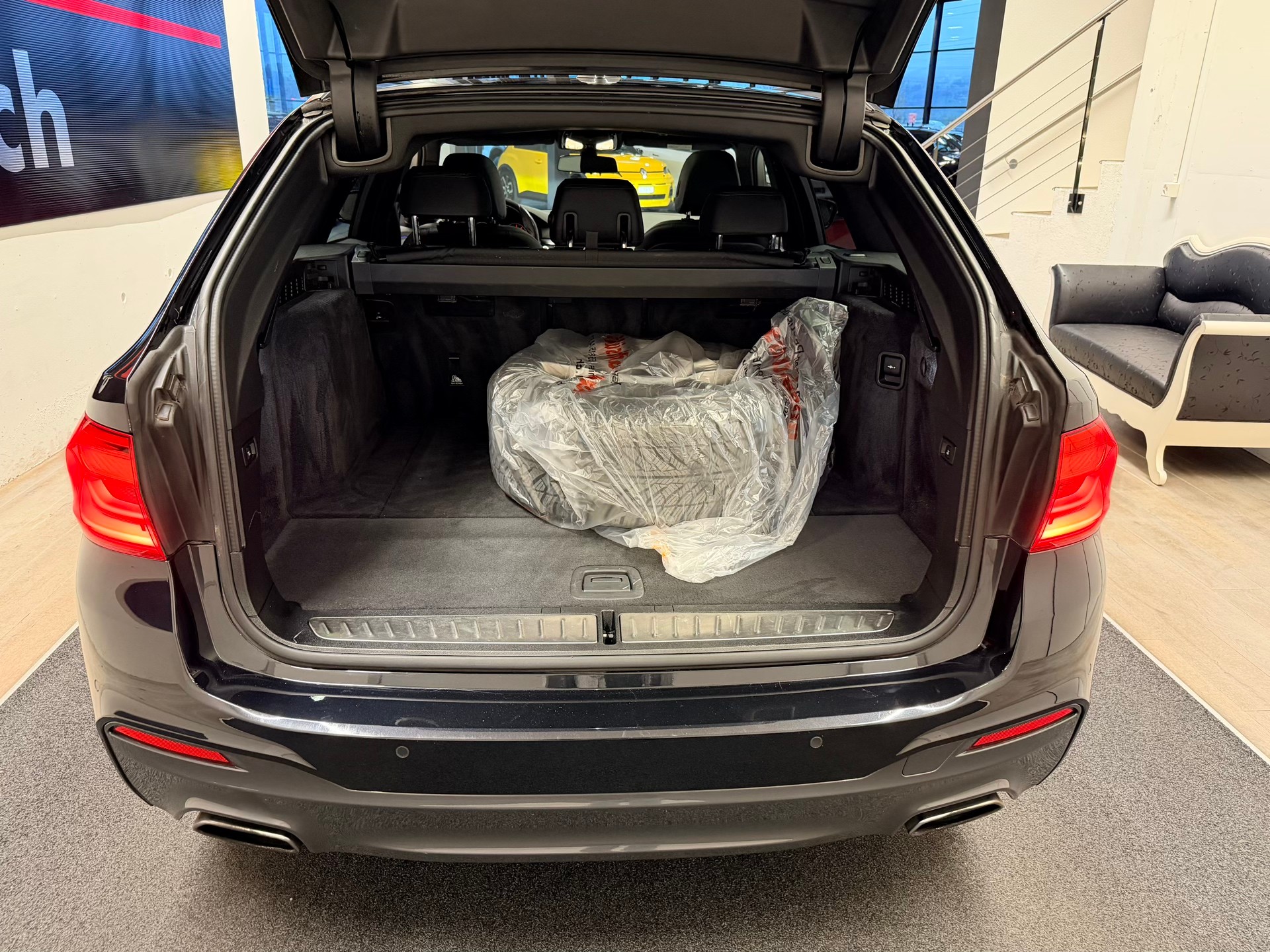 BMW 520i Touring M Sport Steptronic-image-10