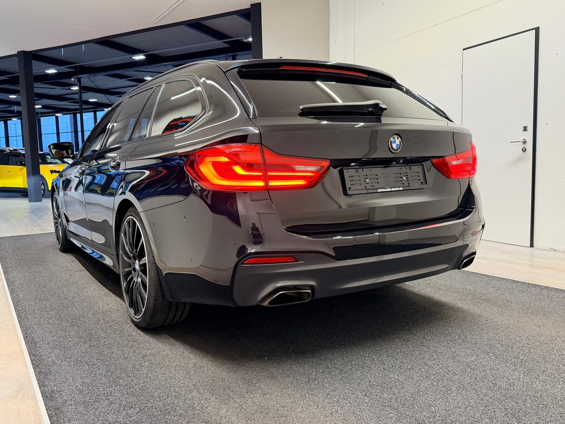 BMW 520i Touring M Sport Steptronic-image-8
