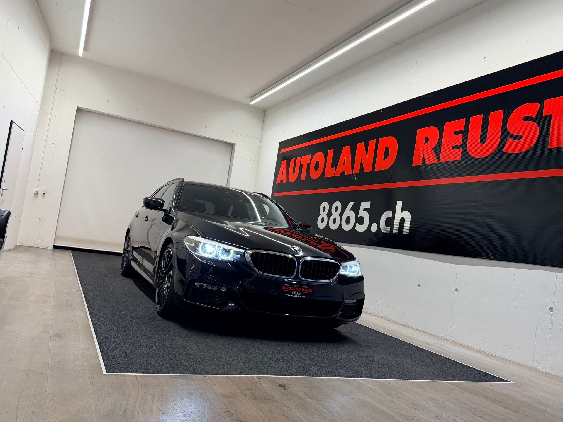 BMW 520i Touring M Sport Steptronic-image-0