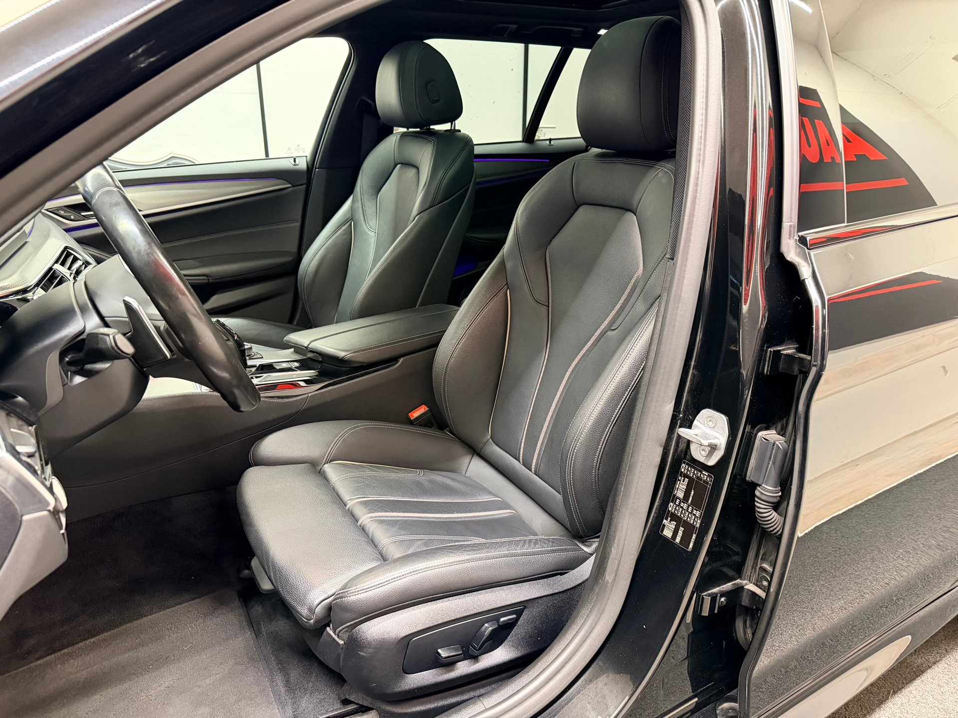 BMW 520i Touring M Sport Steptronic-image-14