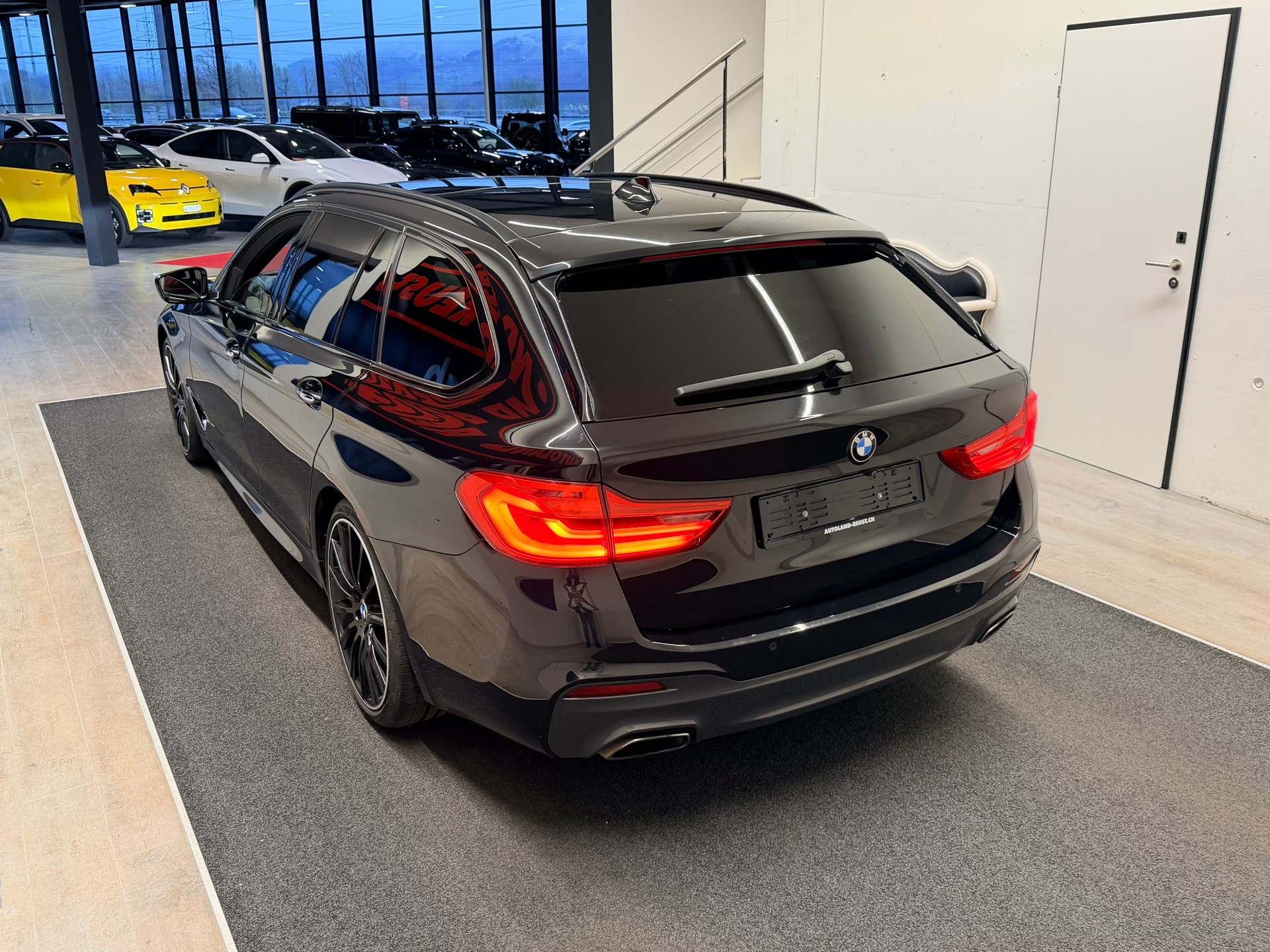 BMW 520i Touring M Sport Steptronic-image-9