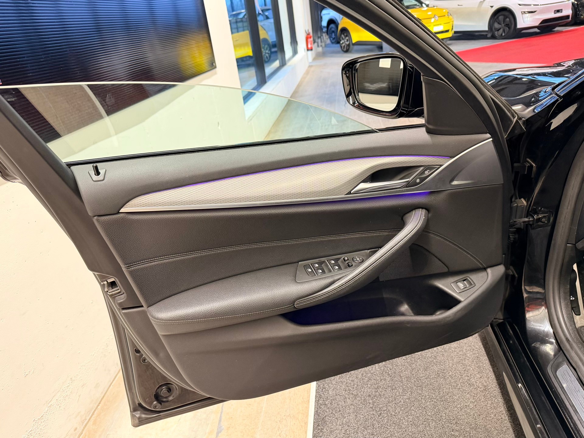BMW 520i Touring M Sport Steptronic-image-12