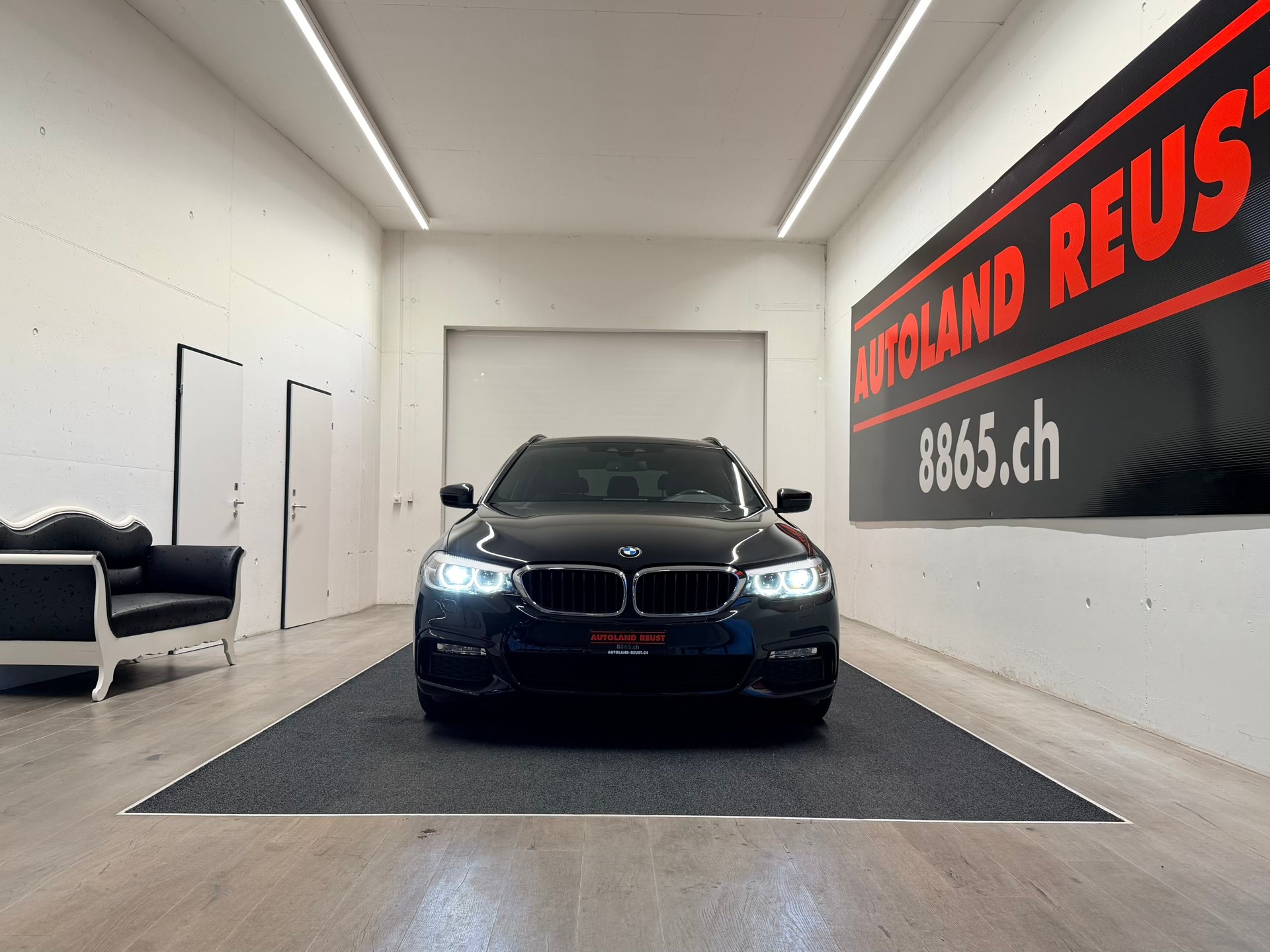 BMW 520i Touring M Sport Steptronic-image-1