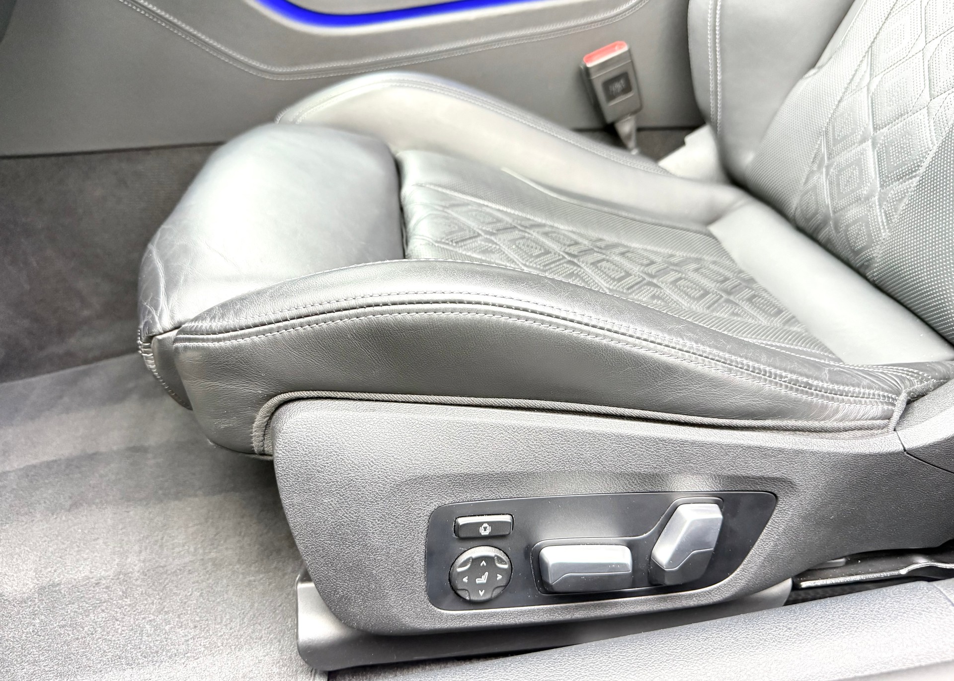BMW M8 xDrive M Competition Steptronic-image-18