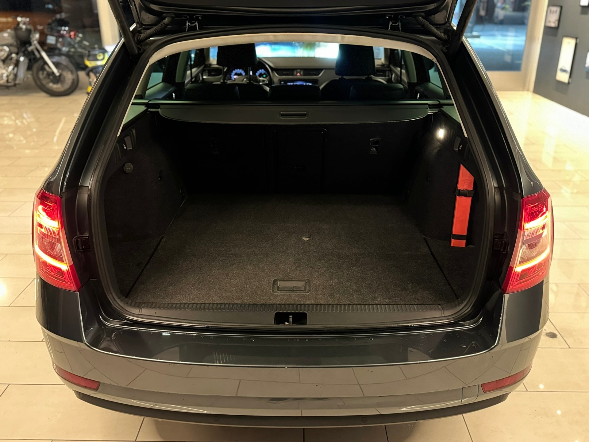 SKODA Octavia Combi 2.0 TDI Style 4x4-image-7