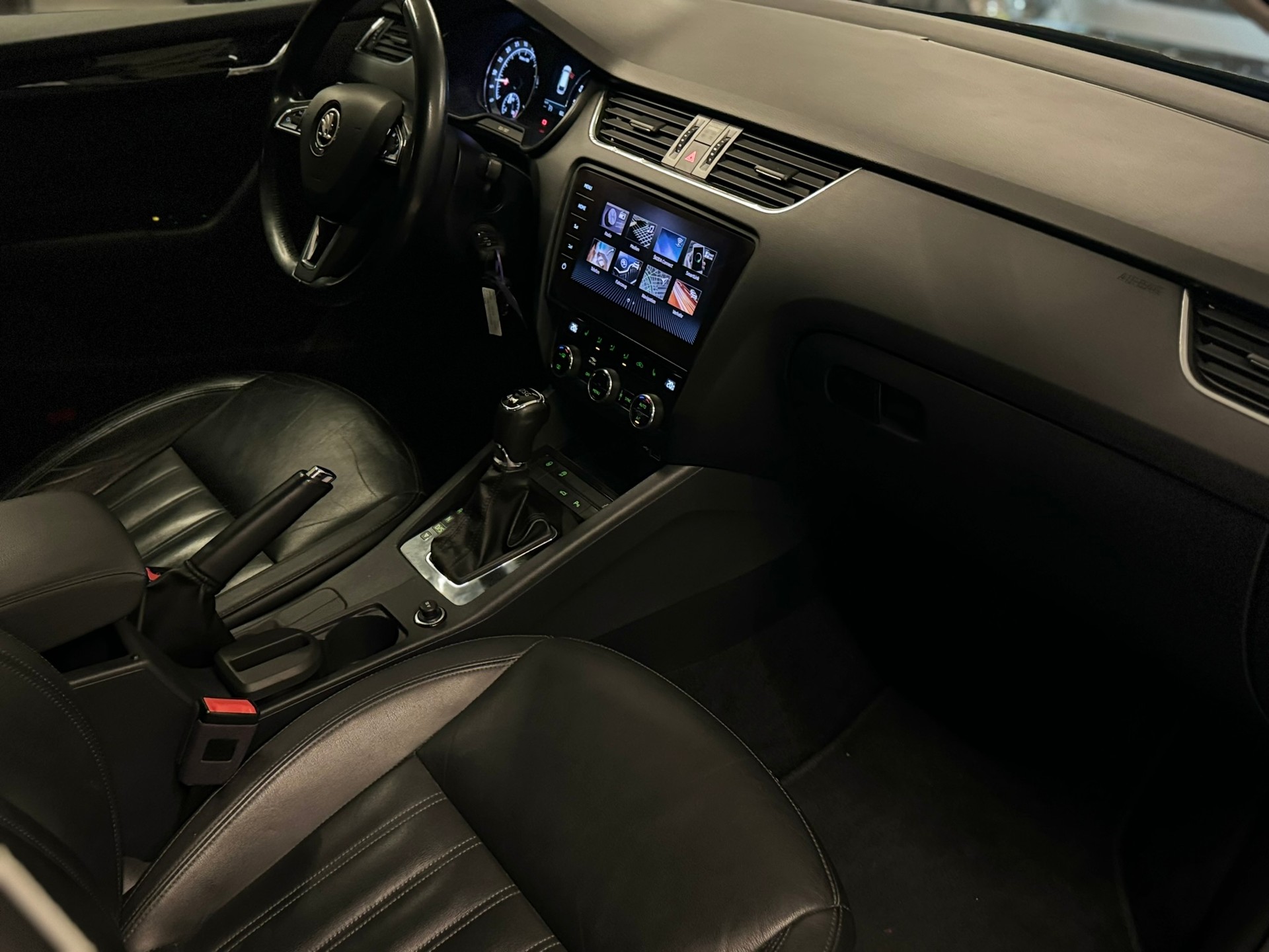 SKODA Octavia Combi 2.0 TDI Style 4x4-image-11