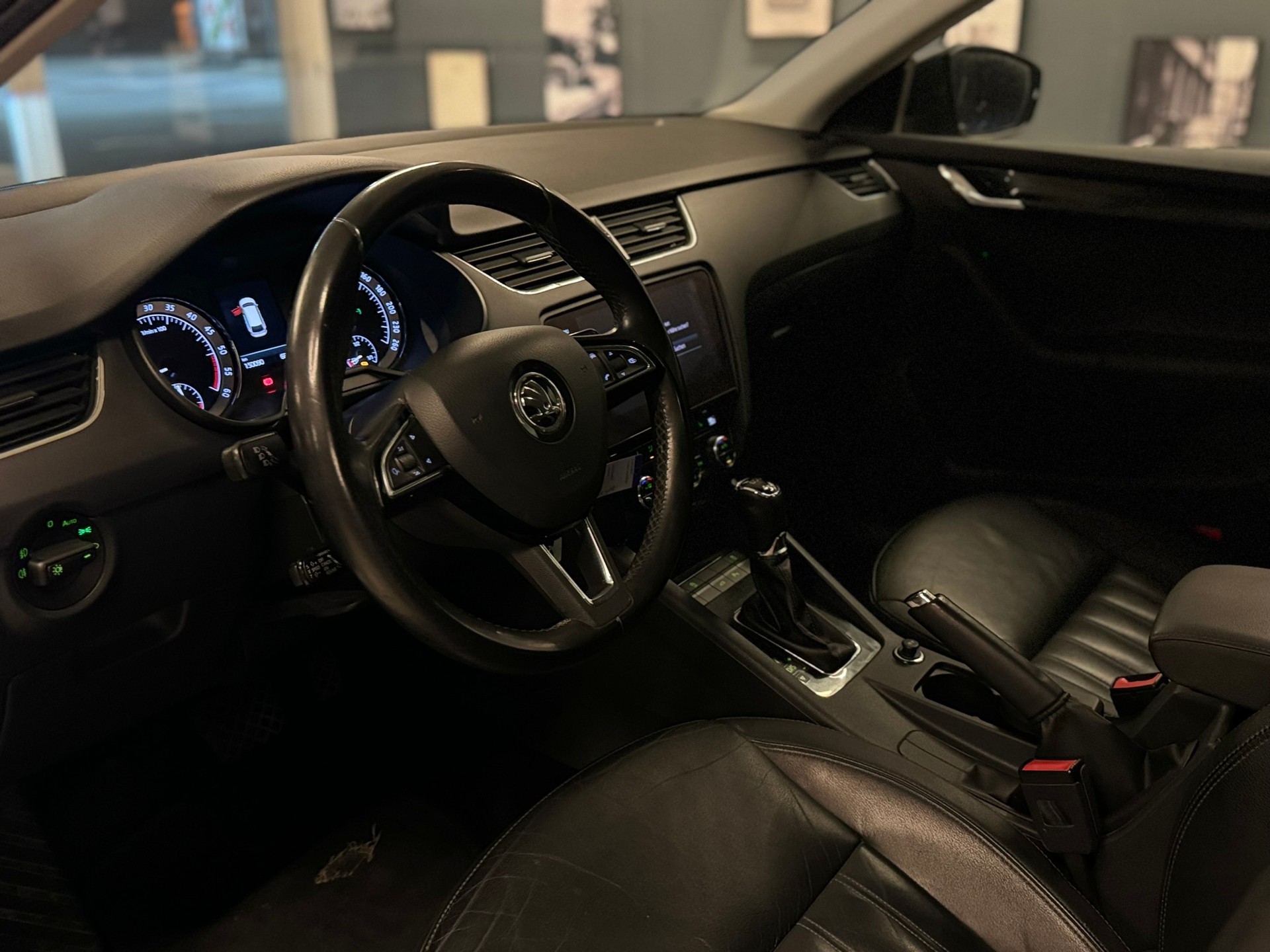 SKODA Octavia Combi 2.0 TDI Style 4x4-image-9