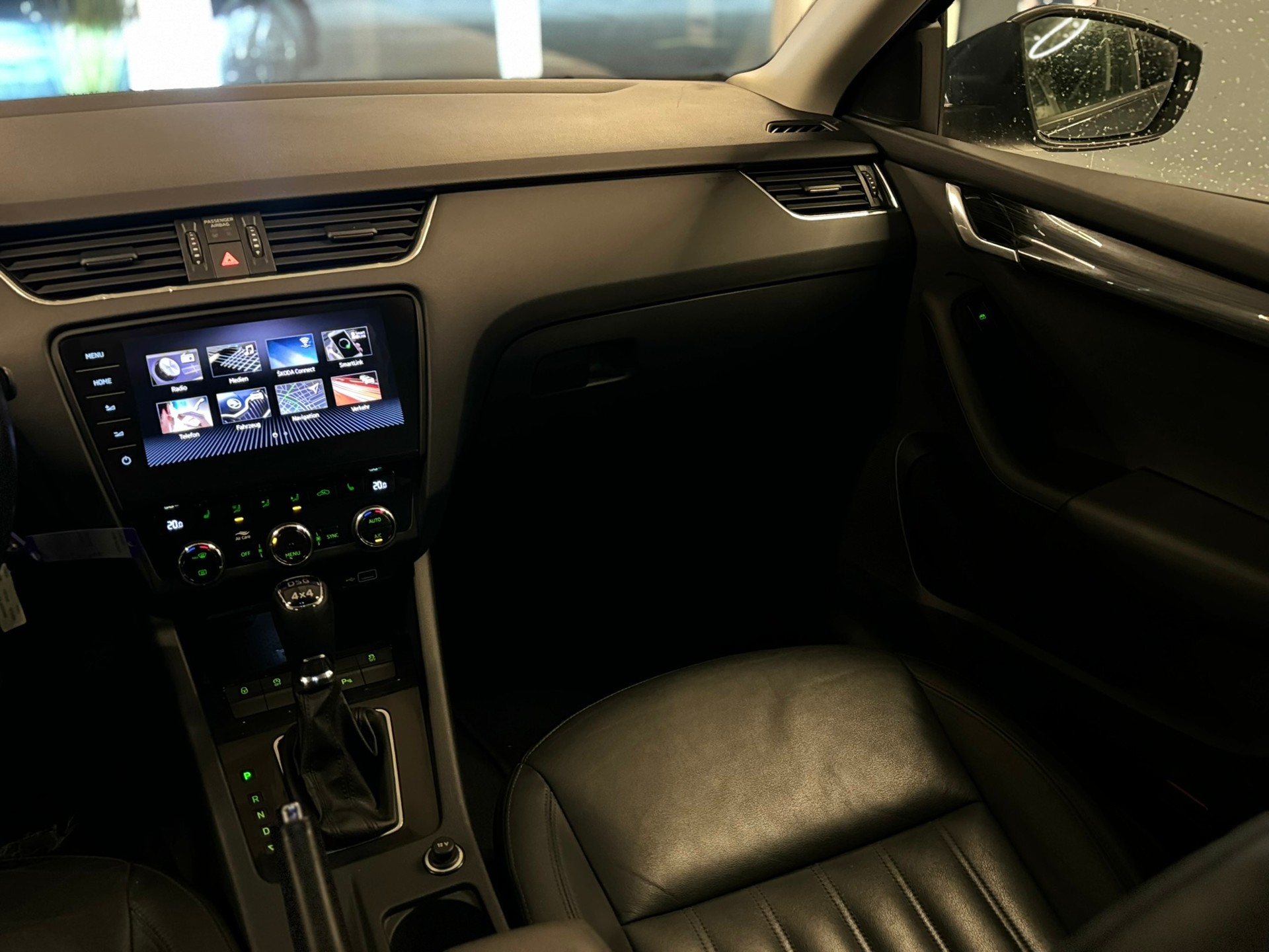 SKODA Octavia Combi 2.0 TDI Style 4x4-image-17