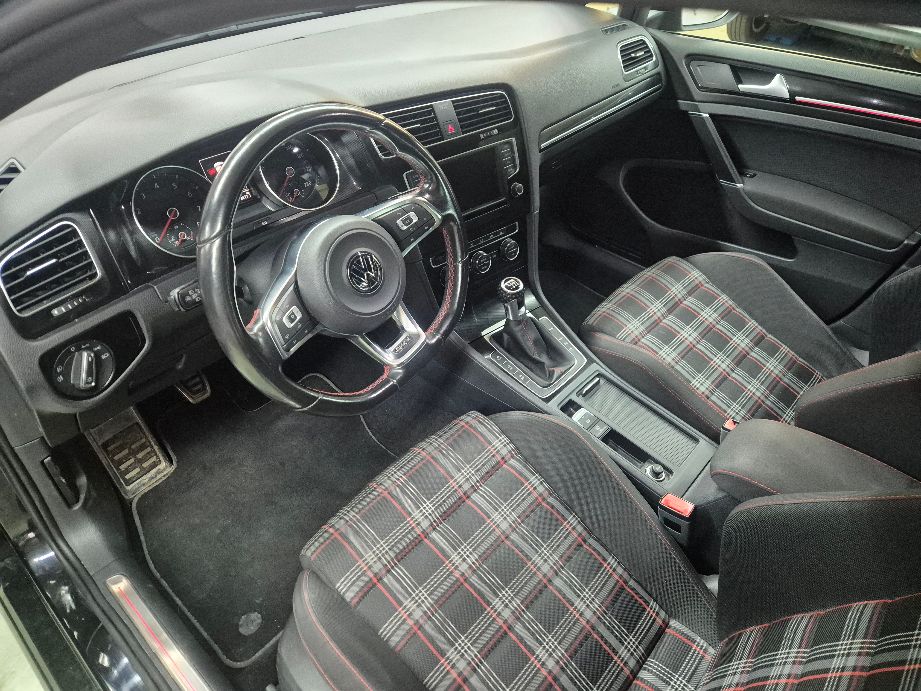 VW Golf 2.0 TSI GTI-image-9