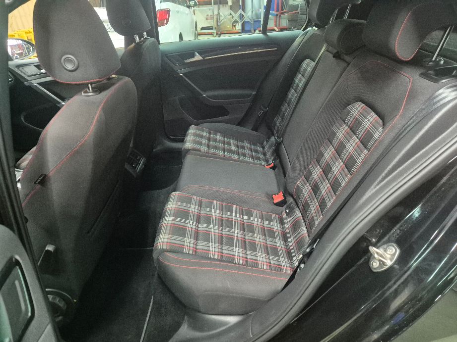 VW Golf 2.0 TSI GTI-image-7