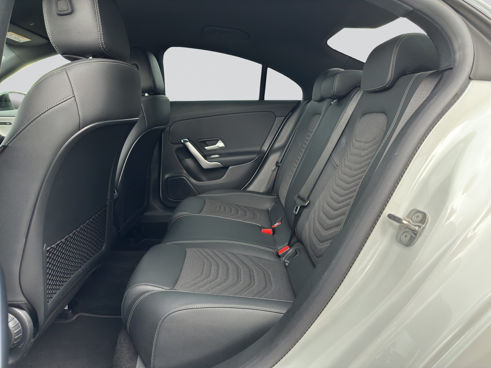 MERCEDES-BENZ CLA 180 Progressive Night 7G-DCT-image-7