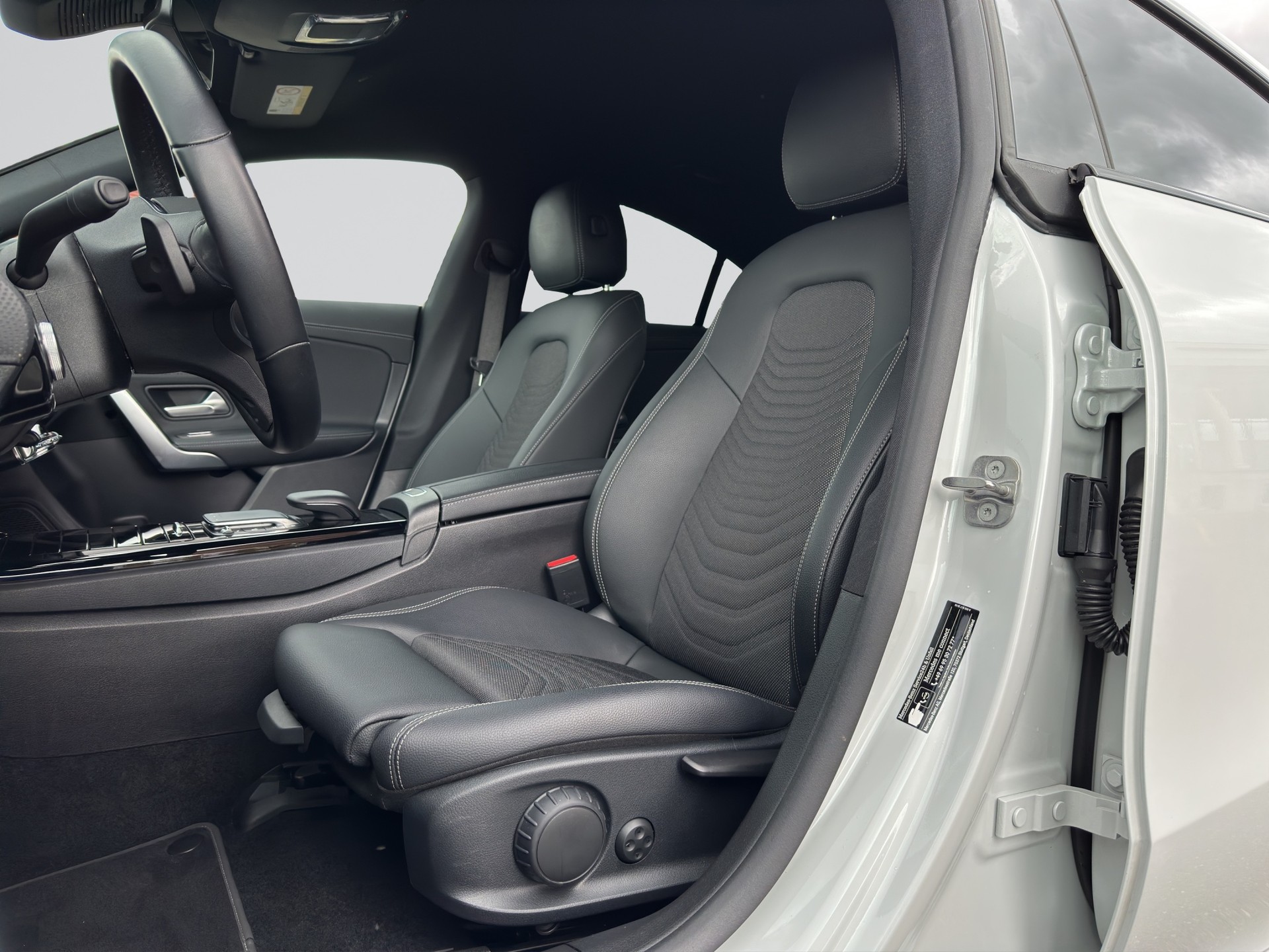 MERCEDES-BENZ CLA 180 Progressive Night 7G-DCT-image-5