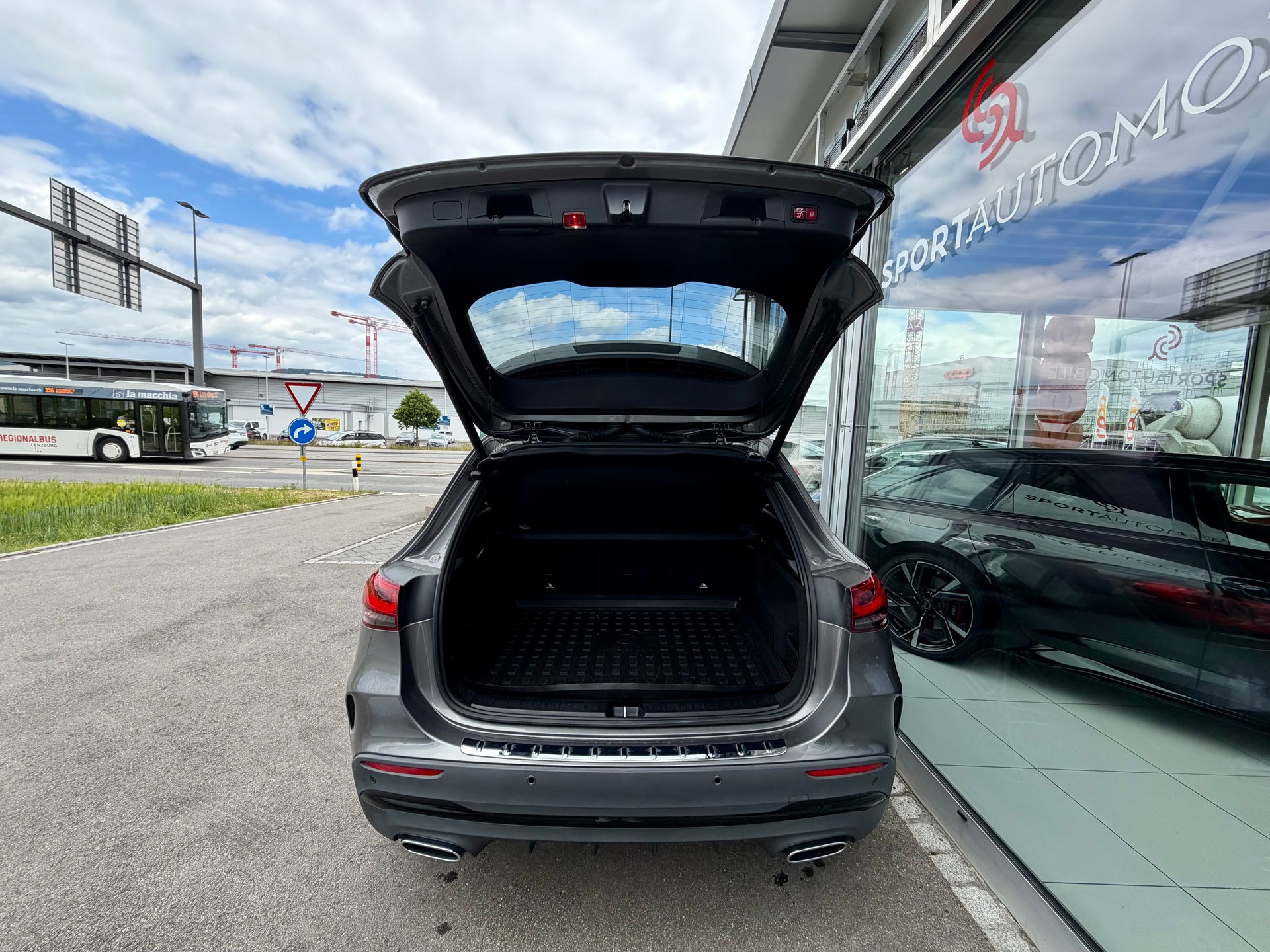 MERCEDES-BENZ GLA 250 4Matic AMG Line 8G-DCT-image-10