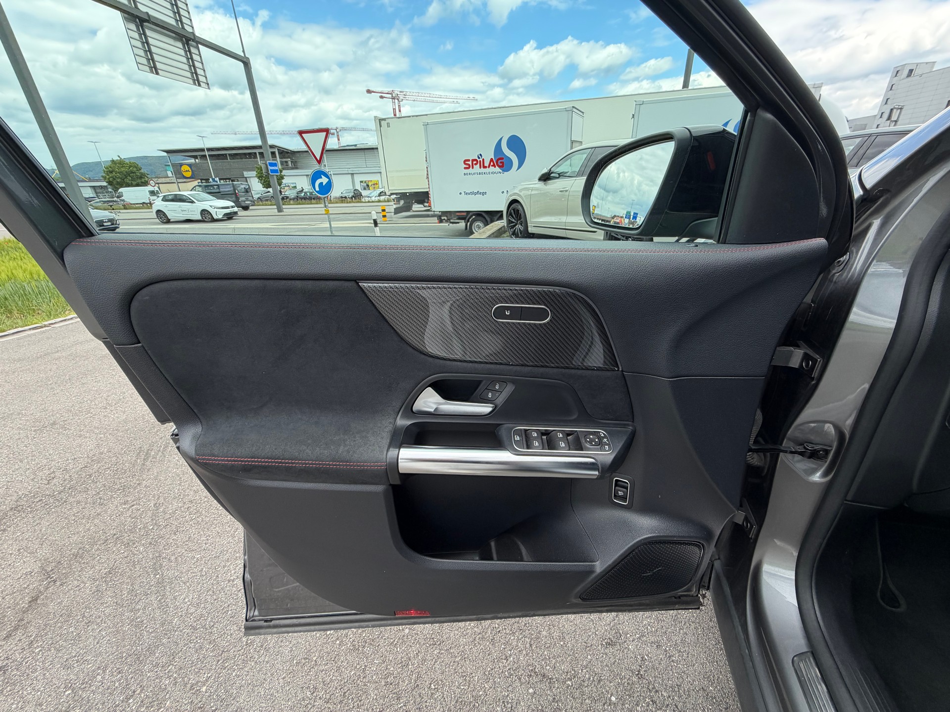 MERCEDES-BENZ GLA 250 4Matic AMG Line 8G-DCT-image-16