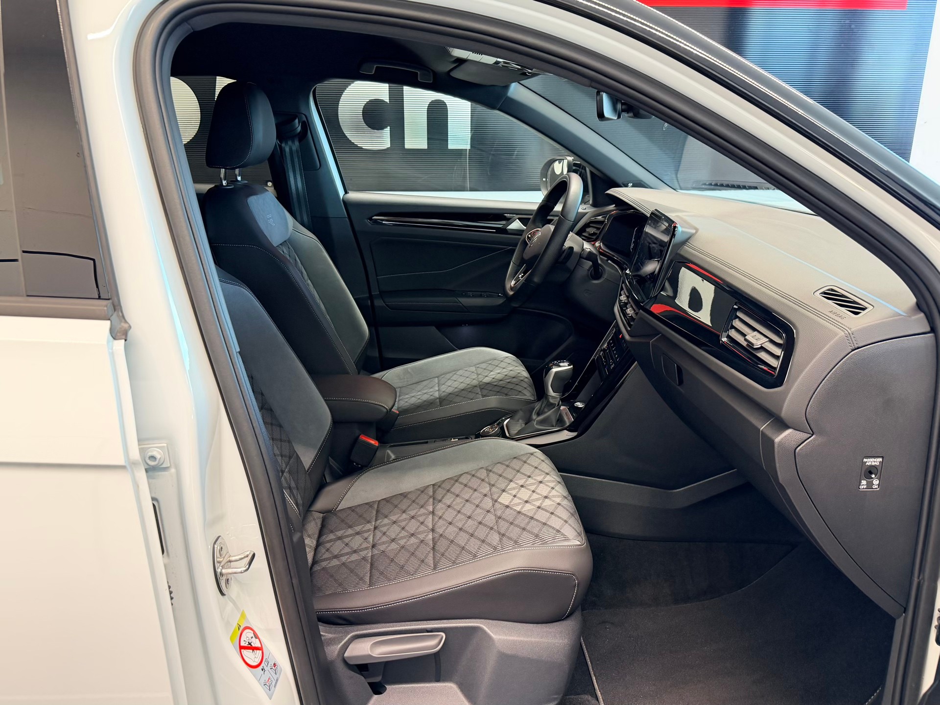 VW T-Roc 2.0 TSI R-Line DSG 4Motion-image-19