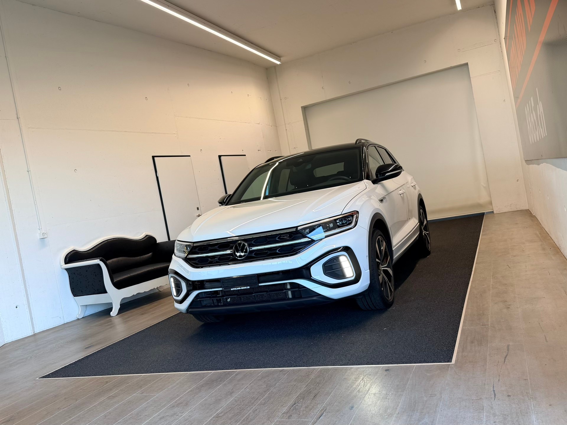 VW T-Roc 2.0 TSI R-Line DSG 4Motion-image-2