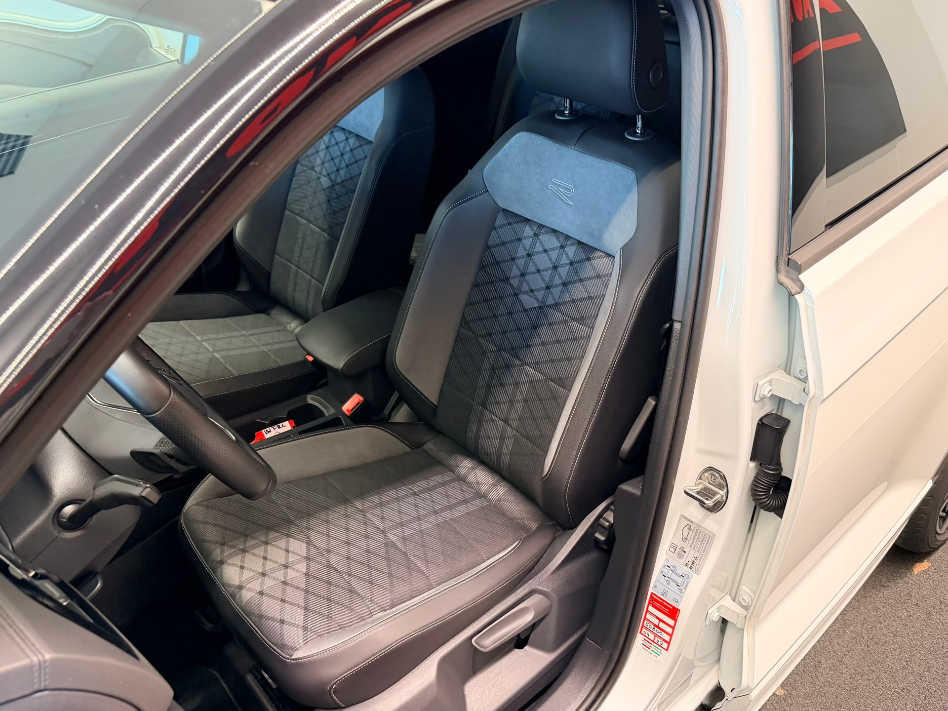 VW T-Roc 2.0 TSI R-Line DSG 4Motion-image-14