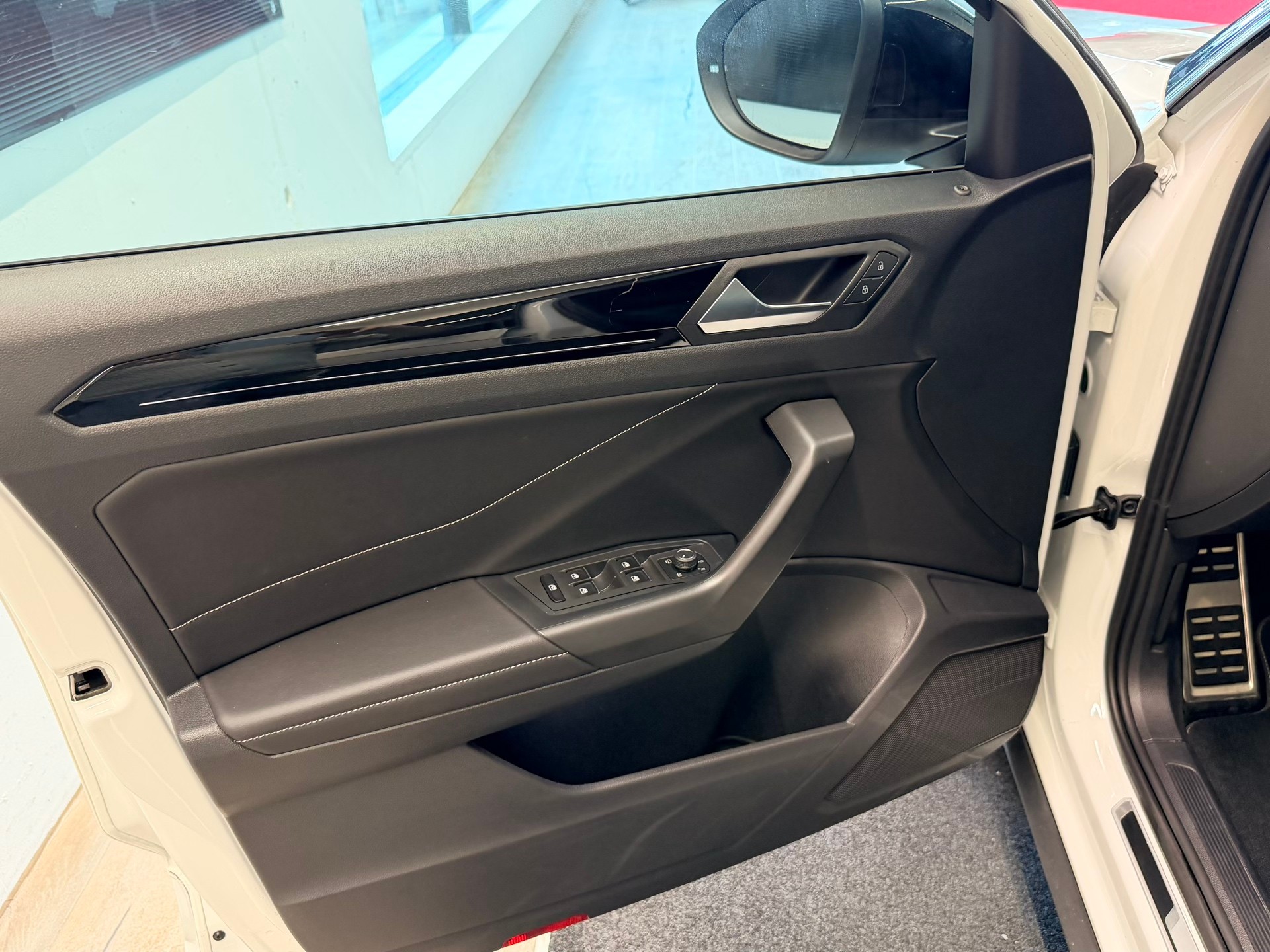 VW T-Roc 2.0 TSI R-Line DSG 4Motion-image-12