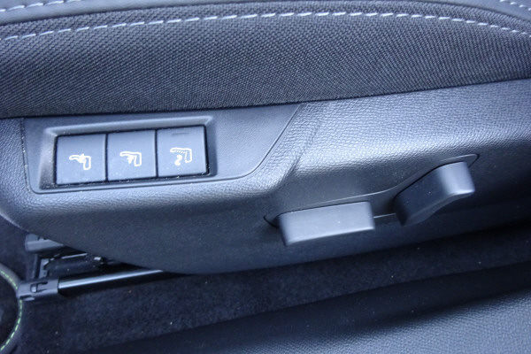 PEUGEOT 2008 1.2 145 MHEV GT-image-7