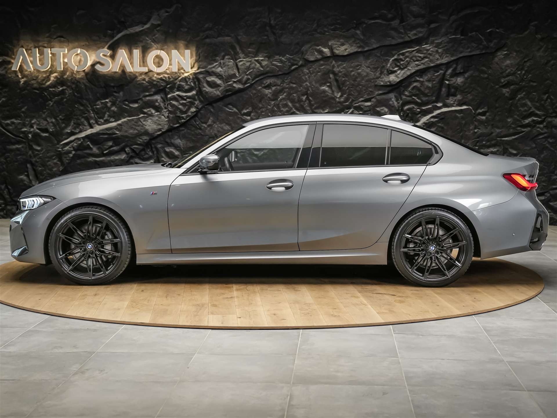 BMW 330d xDrive M Sport *Facelift*20"Zoll*Rückfahrkamera*-showroom-element-1