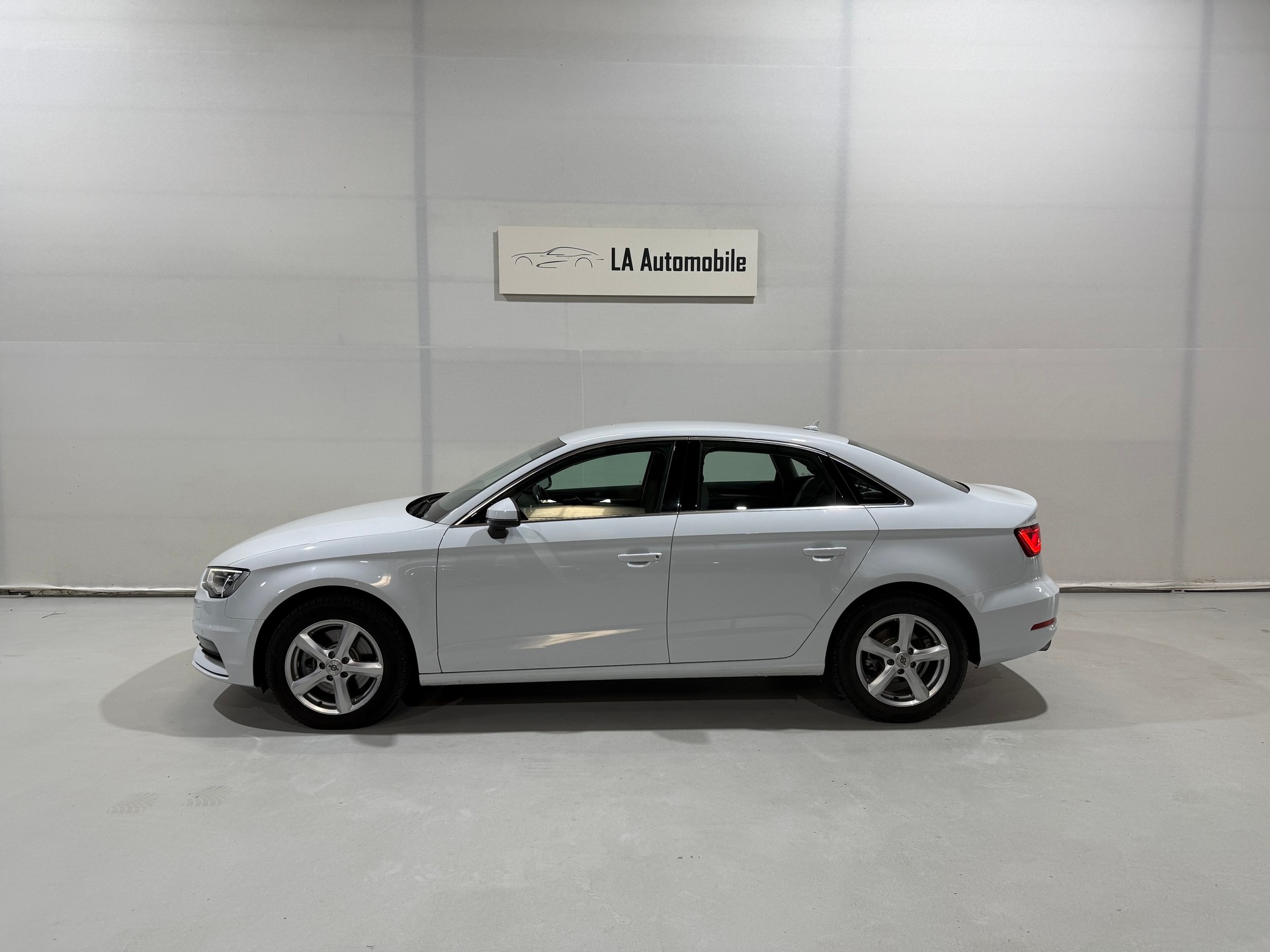 AUDI A3 Limousine 1.8 TFSI Ambiente S-tronic-image-2