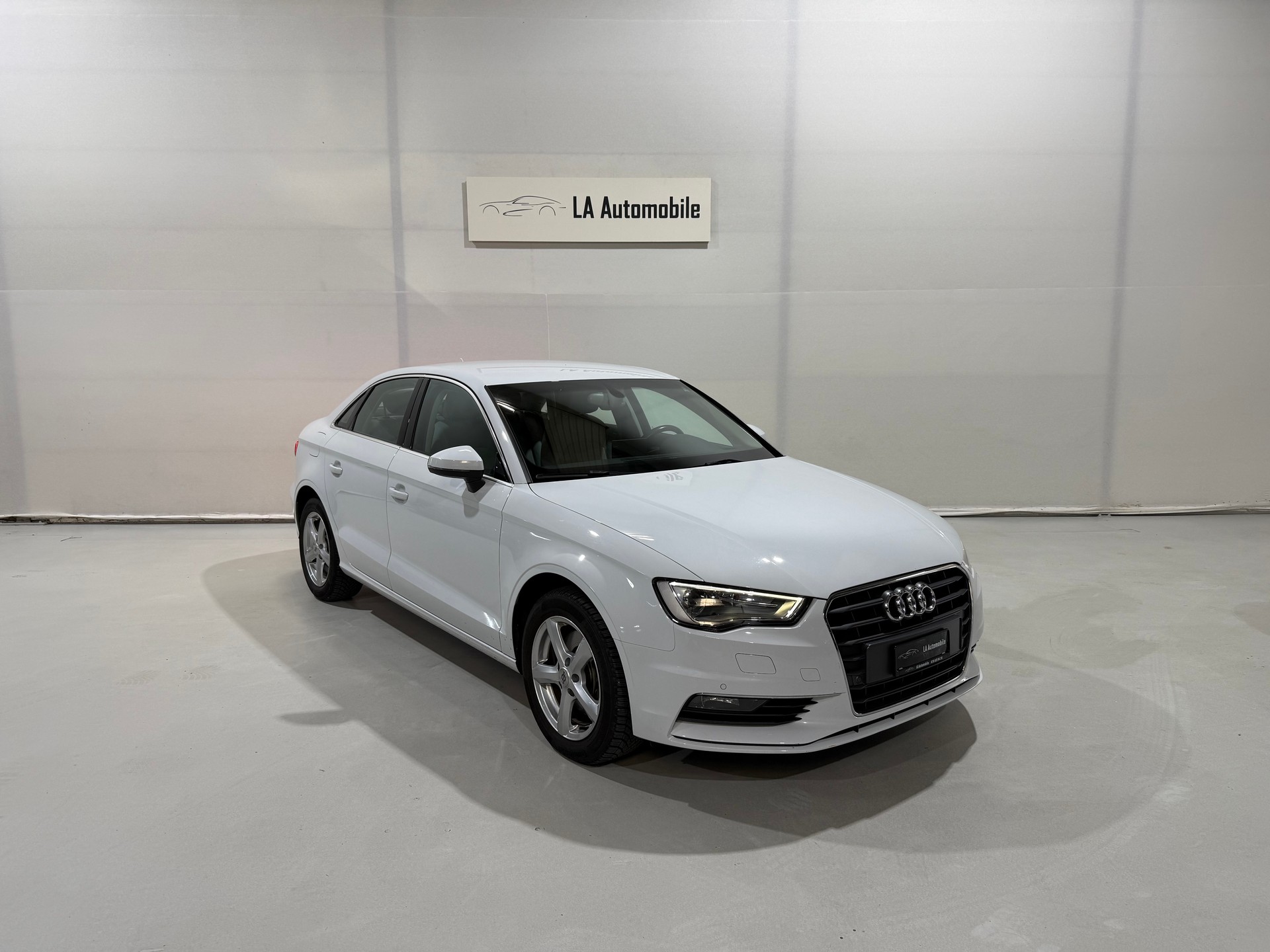 AUDI A3 Limousine 1.8 TFSI Ambiente S-tronic-image-5