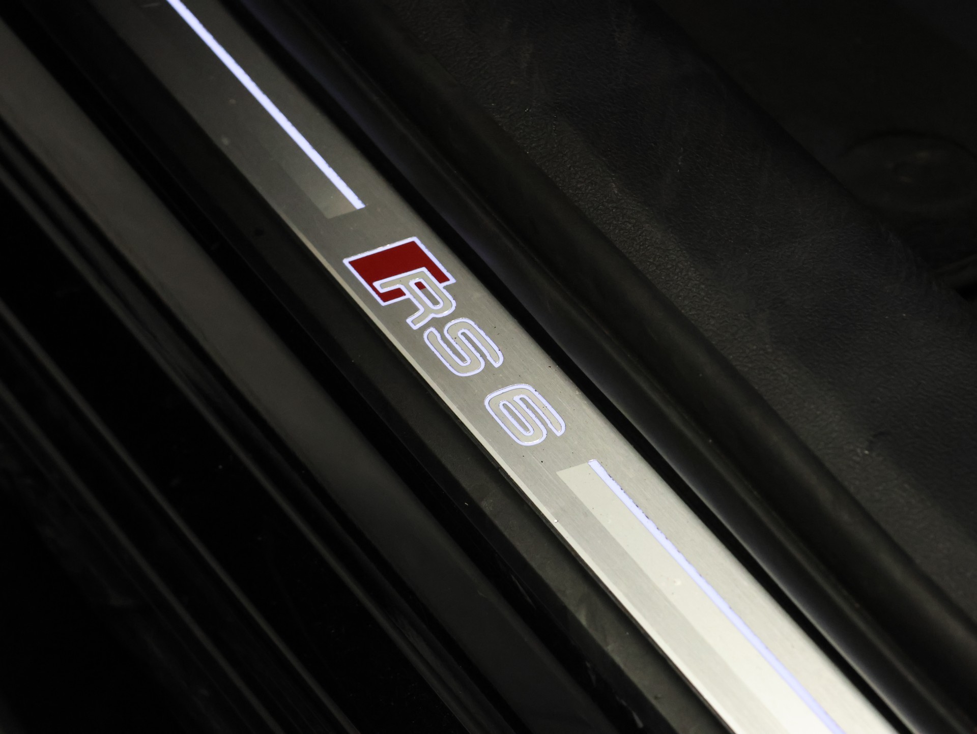 AUDI RS6 Avant 4.0 TFSI V8 quattro *Hinterachslenkung* *Panorama* *Optikpaket Schwarz Plus*-image-16
