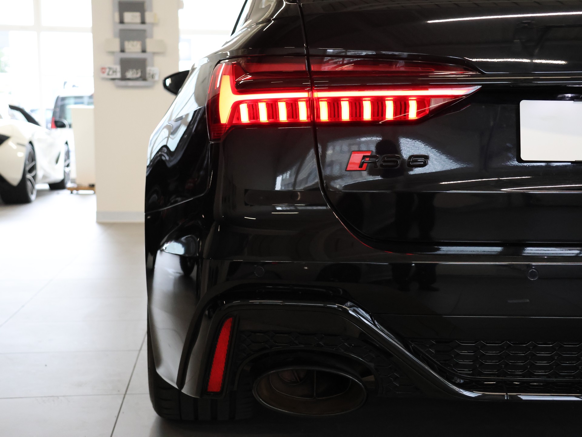 AUDI RS6 Avant 4.0 TFSI V8 quattro *Hinterachslenkung* *Panorama* *Optikpaket Schwarz Plus*-image-10