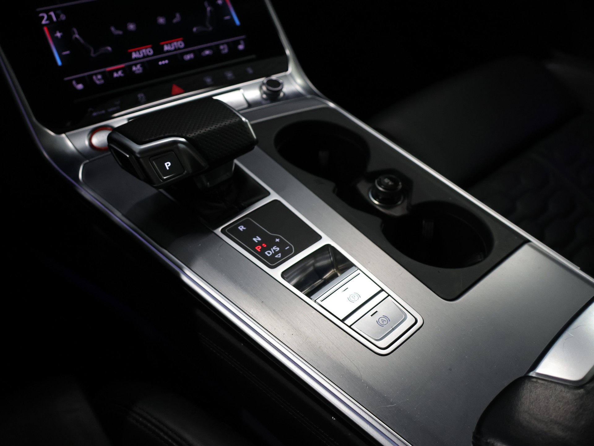 AUDI RS6 Avant 4.0 TFSI V8 quattro *Hinterachslenkung* *Panorama* *Optikpaket Schwarz Plus*-image-28
