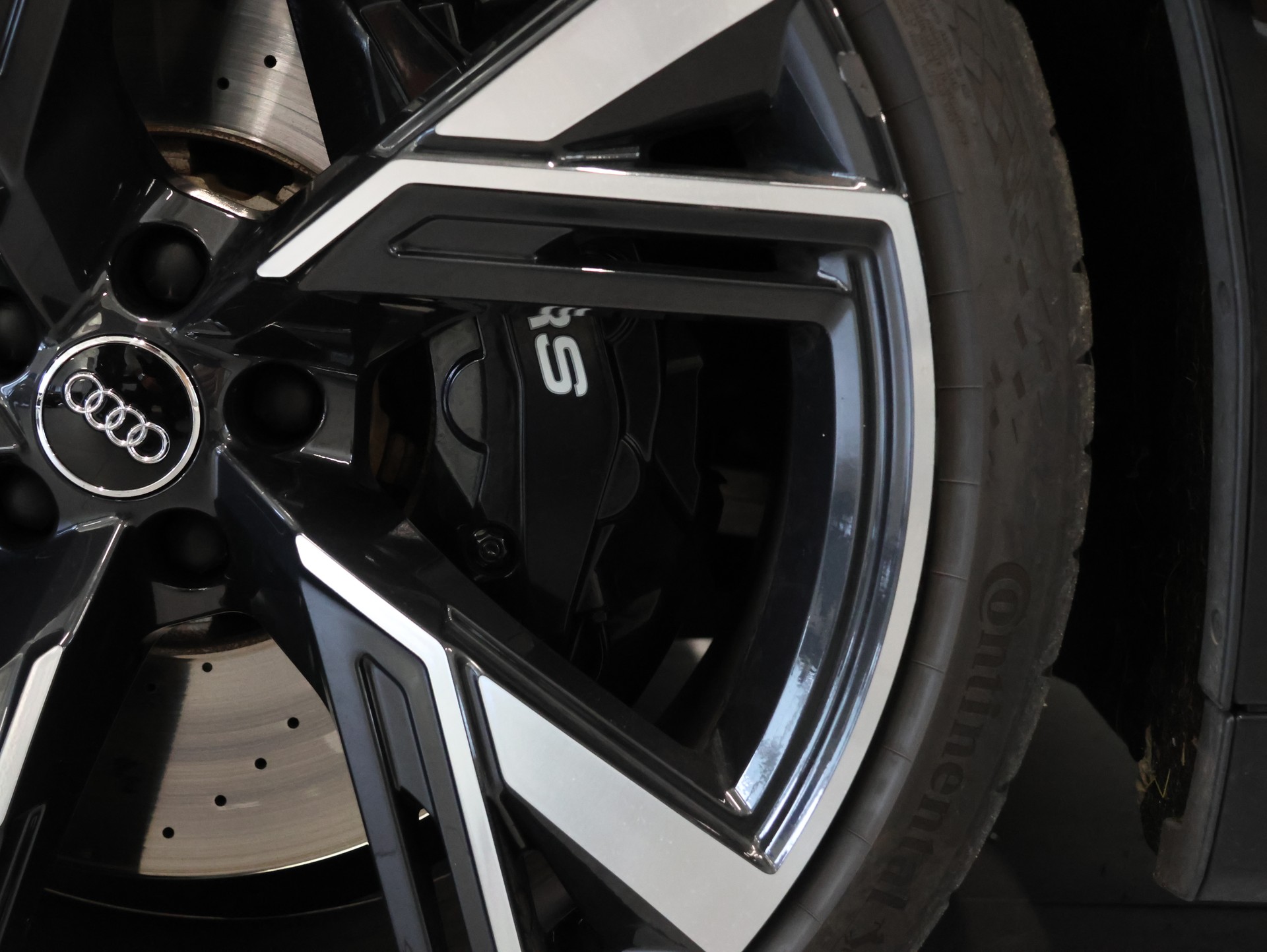 AUDI RS6 Avant 4.0 TFSI V8 quattro *Hinterachslenkung* *Panorama* *Optikpaket Schwarz Plus*-image-14