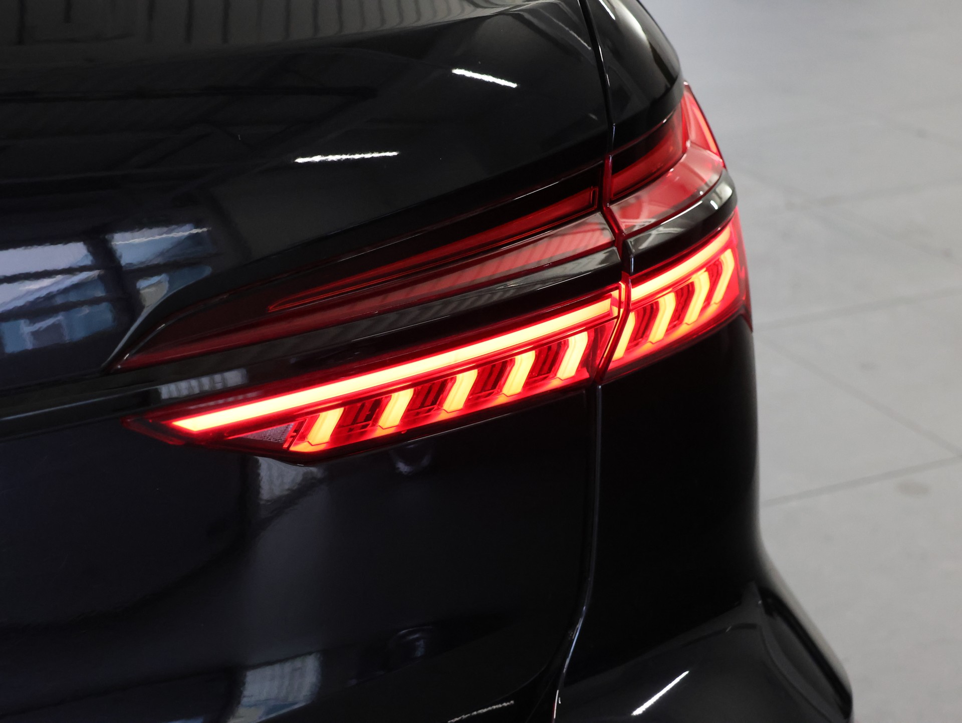 AUDI RS6 Avant 4.0 TFSI V8 quattro *Hinterachslenkung* *Panorama* *Optikpaket Schwarz Plus*-image-11
