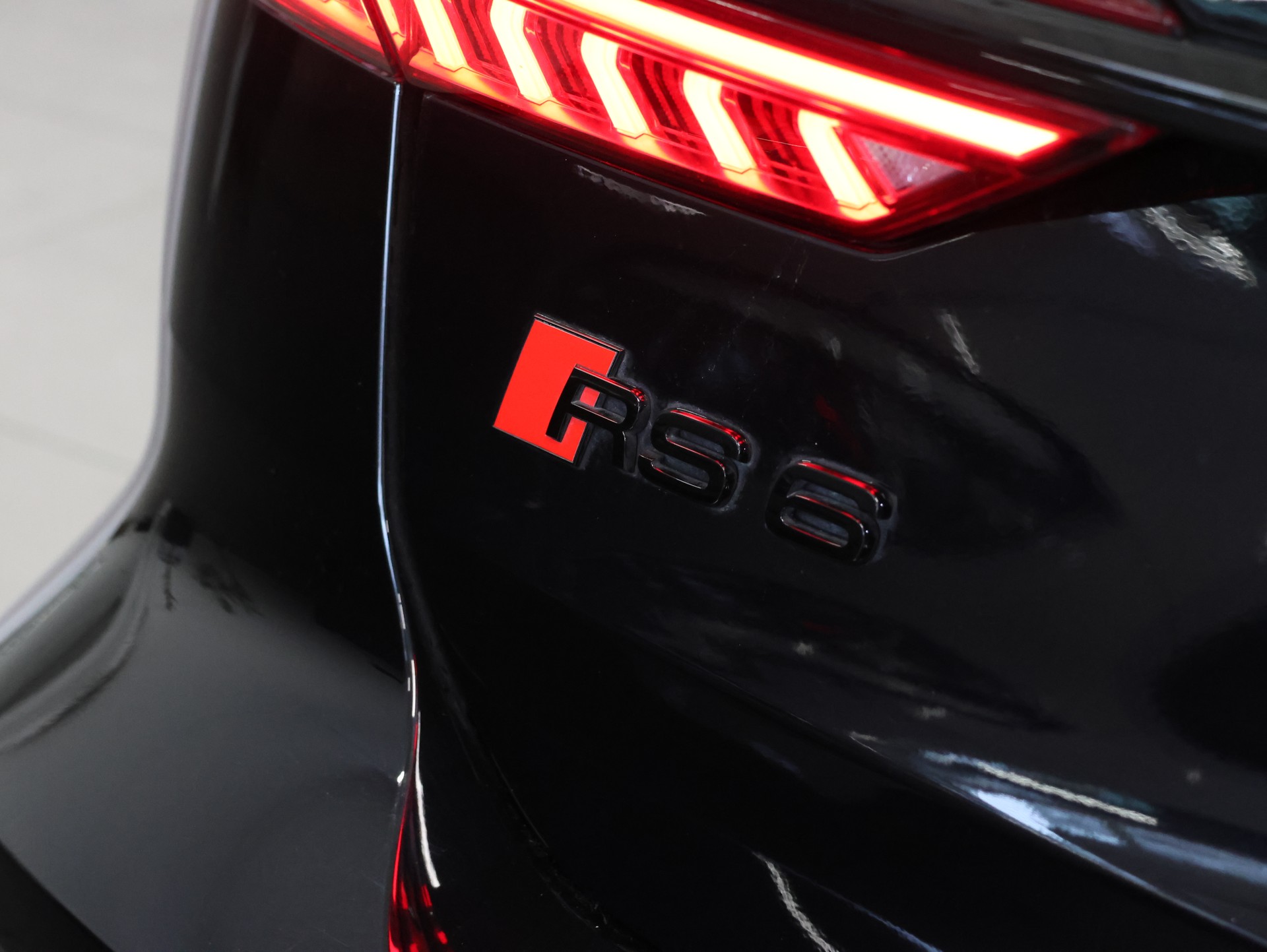 AUDI RS6 Avant 4.0 TFSI V8 quattro *Hinterachslenkung* *Panorama* *Optikpaket Schwarz Plus*-image-12