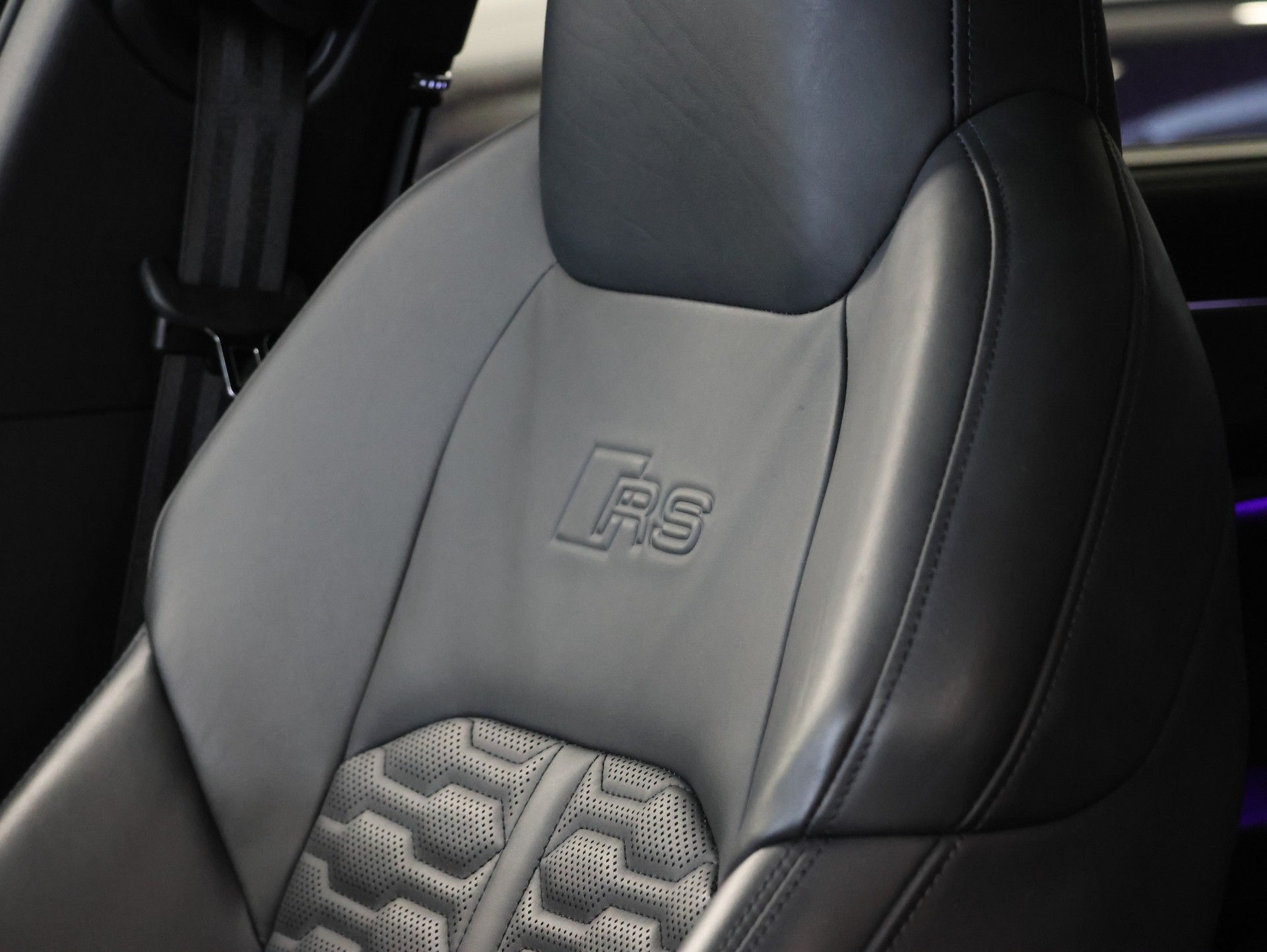 AUDI RS6 Avant 4.0 TFSI V8 quattro *Hinterachslenkung* *Panorama* *Optikpaket Schwarz Plus*-image-18